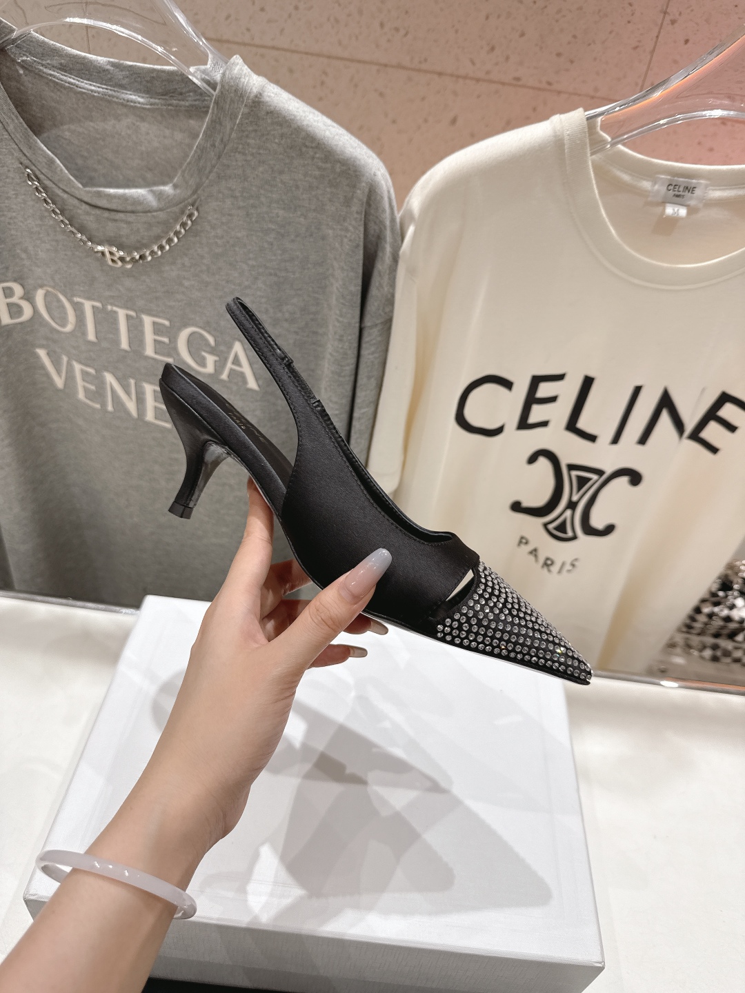 高版本出厂
CELINE/赛琳2025ss夏季新品简易尖头高跟凉鞋～
复古简约又时尚 上脚舒适.百搭.显