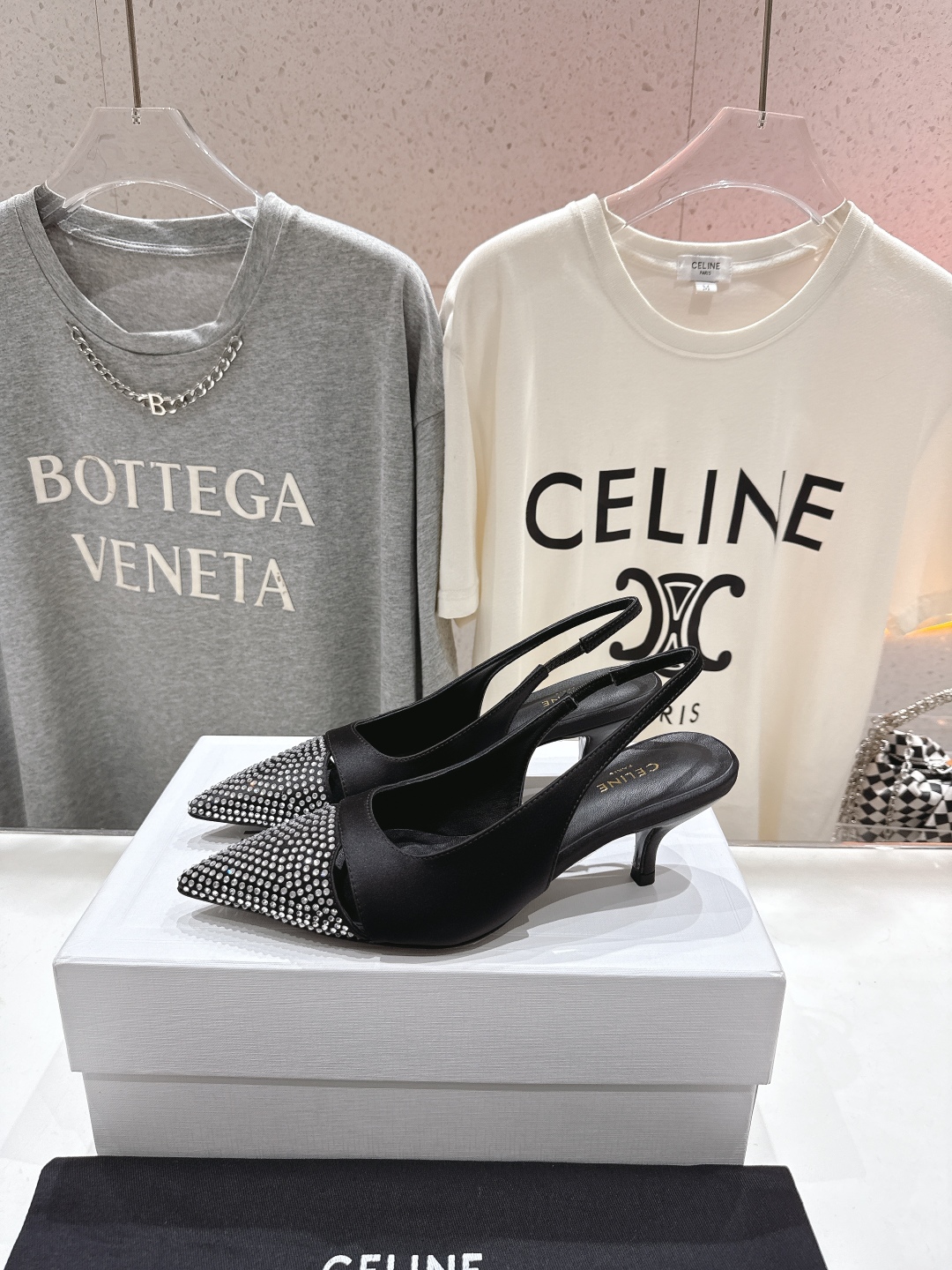 高版本出厂
CELINE/赛琳2025ss夏季新品简易尖头高跟凉鞋～
复古简约又时尚 上脚舒适.百搭.显
