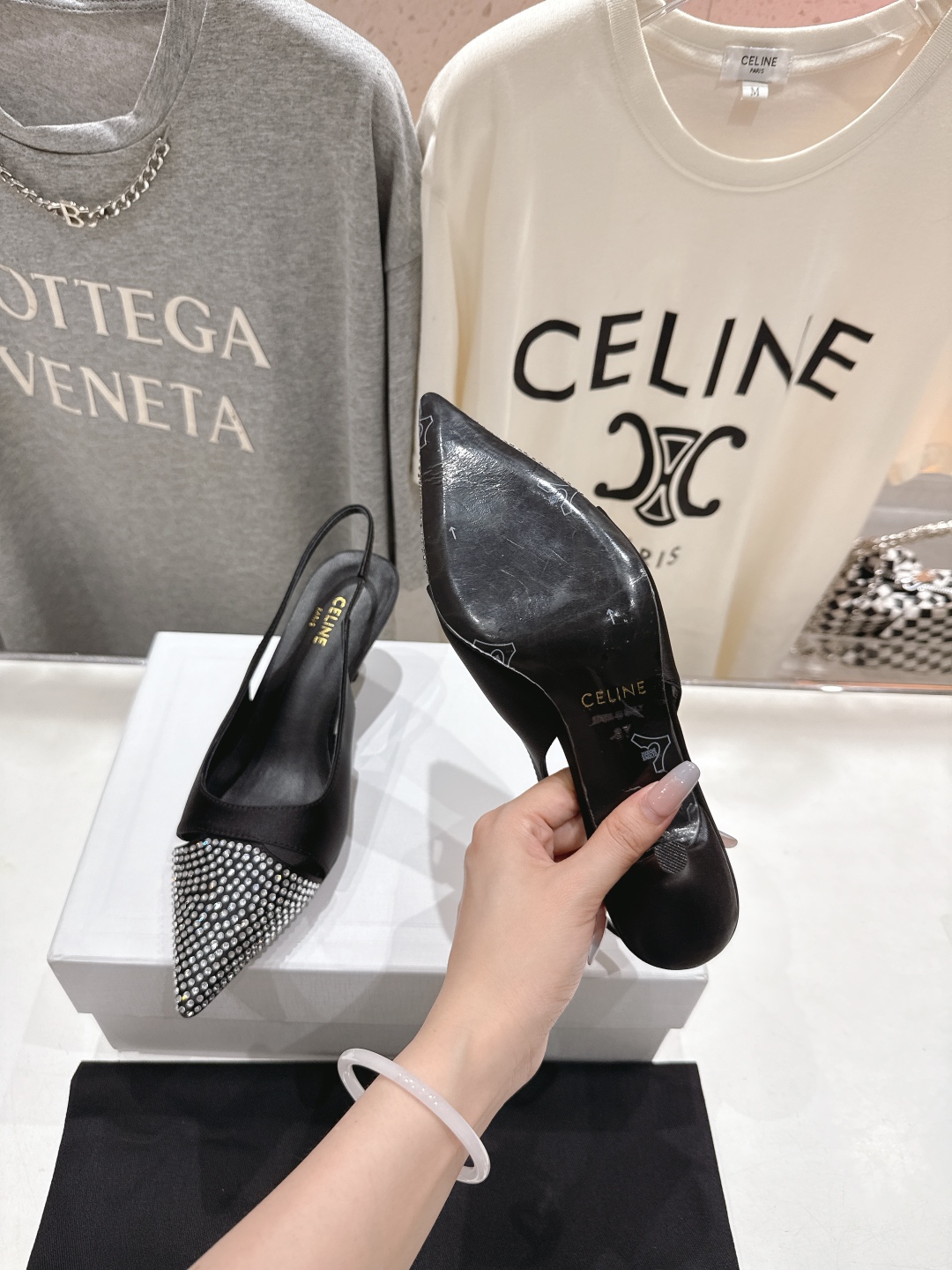 高版本出厂
CELINE/赛琳2025ss夏季新品简易尖头高跟凉鞋～
复古简约又时尚 上脚舒适.百搭.显