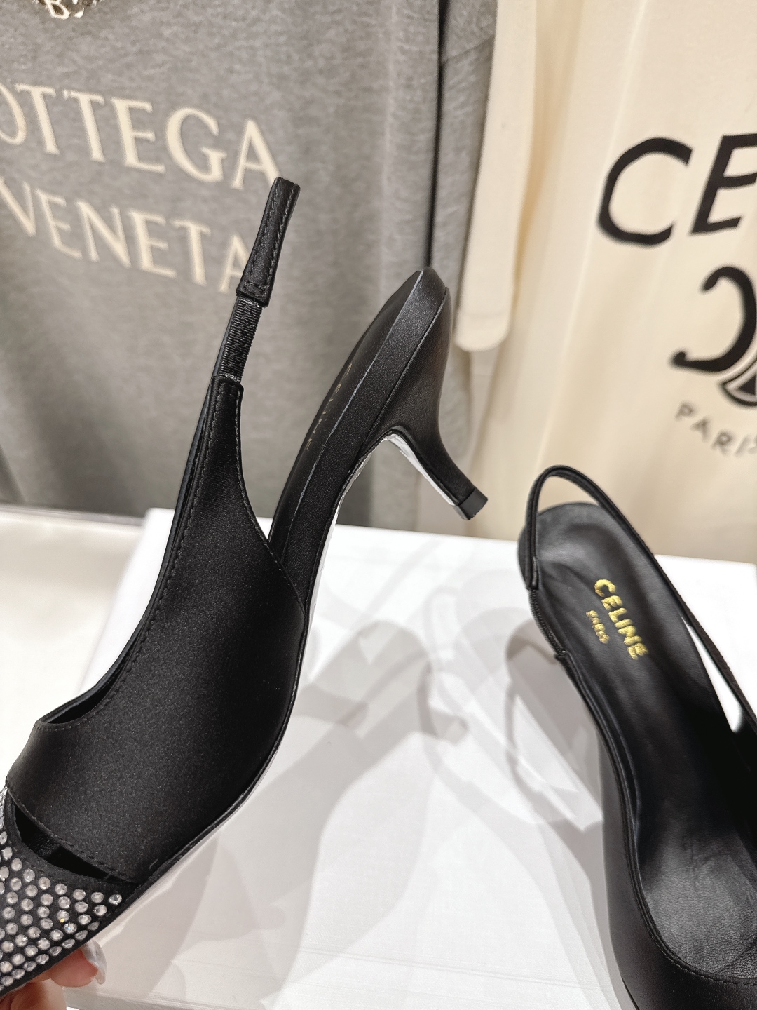 高版本出厂
CELINE/赛琳2025ss夏季新品简易尖头高跟凉鞋～
复古简约又时尚 上脚舒适.百搭.显