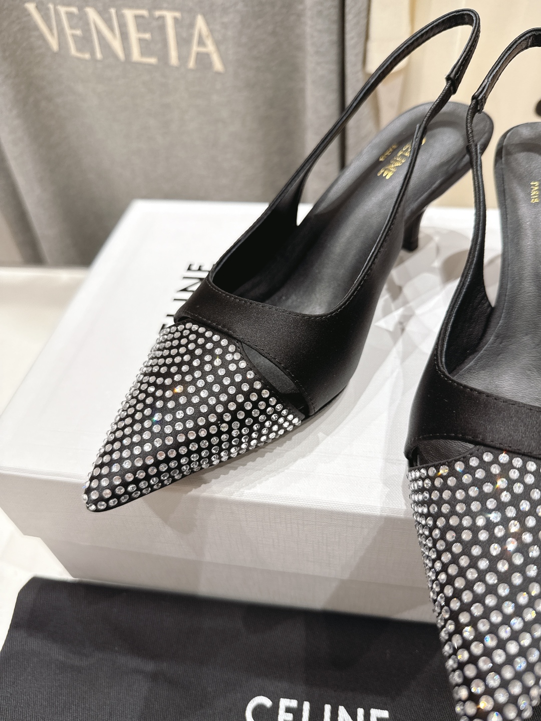 高版本出厂
CELINE/赛琳2025ss夏季新品简易尖头高跟凉鞋～
复古简约又时尚 上脚舒适.百搭.显