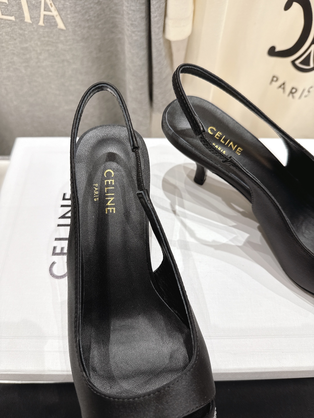 高版本出厂
CELINE/赛琳2025ss夏季新品简易尖头高跟凉鞋～
复古简约又时尚 上脚舒适.百搭.显