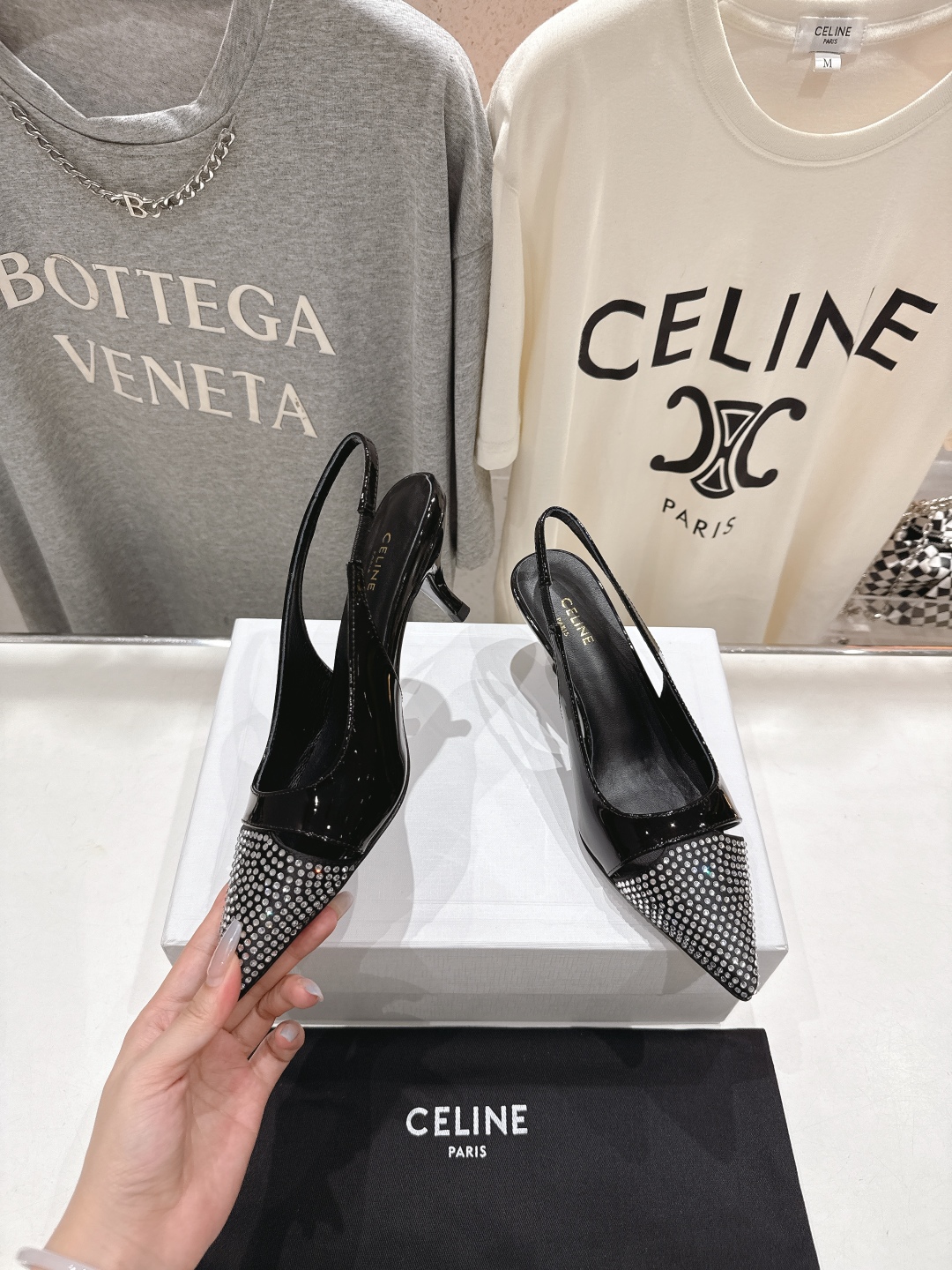 高版本出厂
CELINE/赛琳2025ss夏季新品简易尖头高跟凉鞋～
复古简约又时尚 上脚舒适.百搭.显