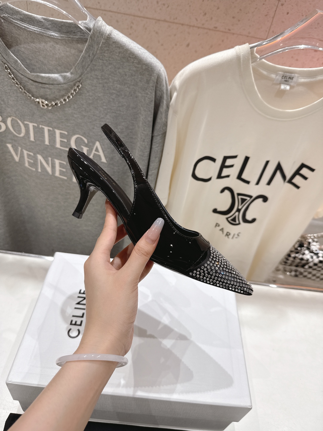 高版本出厂
CELINE/赛琳2025ss夏季新品简易尖头高跟凉鞋～
复古简约又时尚 上脚舒适.百搭.显