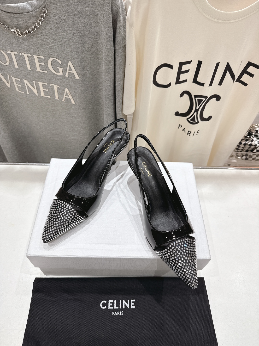 高版本出厂
CELINE/赛琳2025ss夏季新品简易尖头高跟凉鞋～
复古简约又时尚 上脚舒适.百搭.显