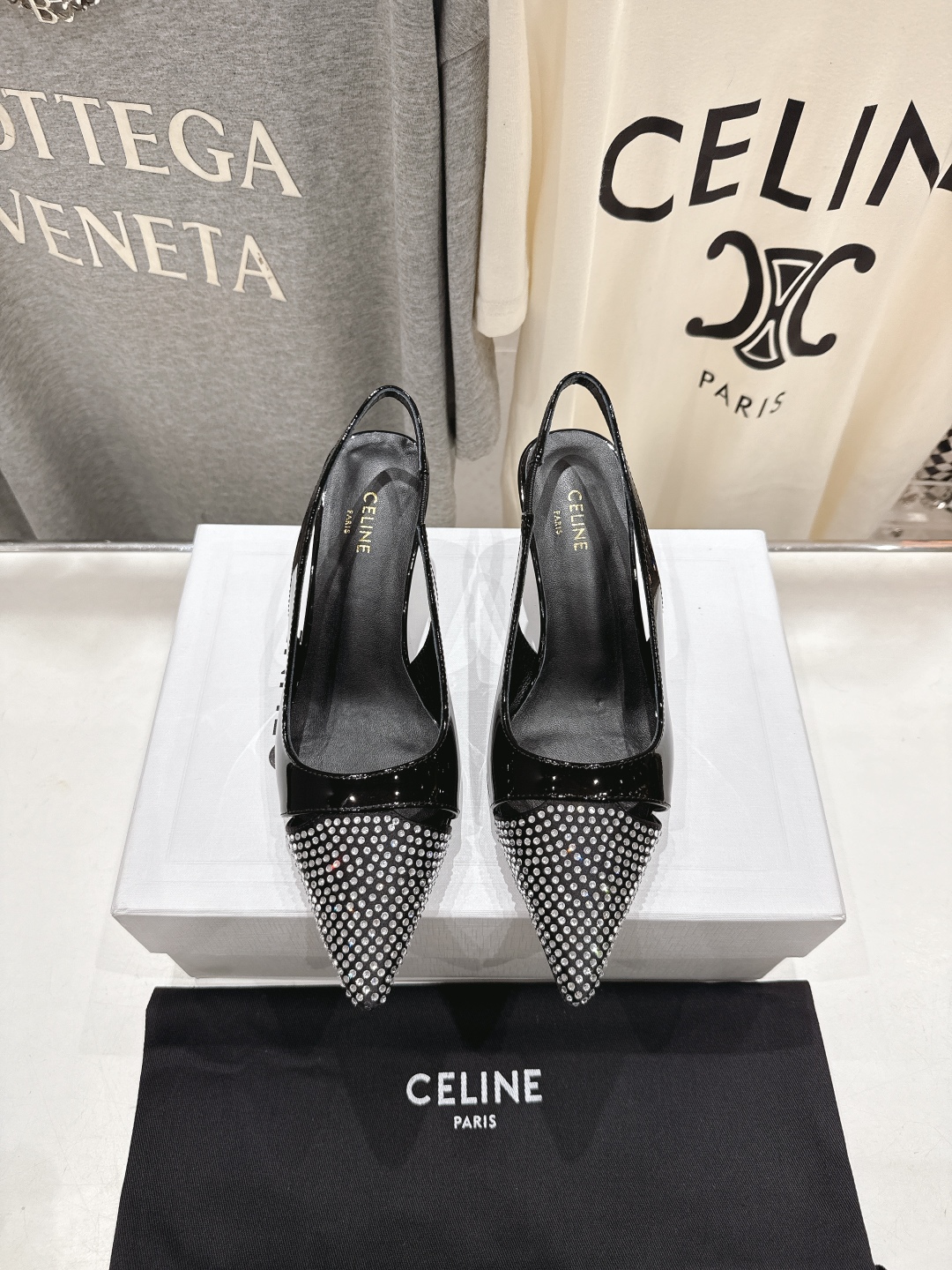 高版本出厂
CELINE/赛琳2025ss夏季新品简易尖头高跟凉鞋～
复古简约又时尚 上脚舒适.百搭.显