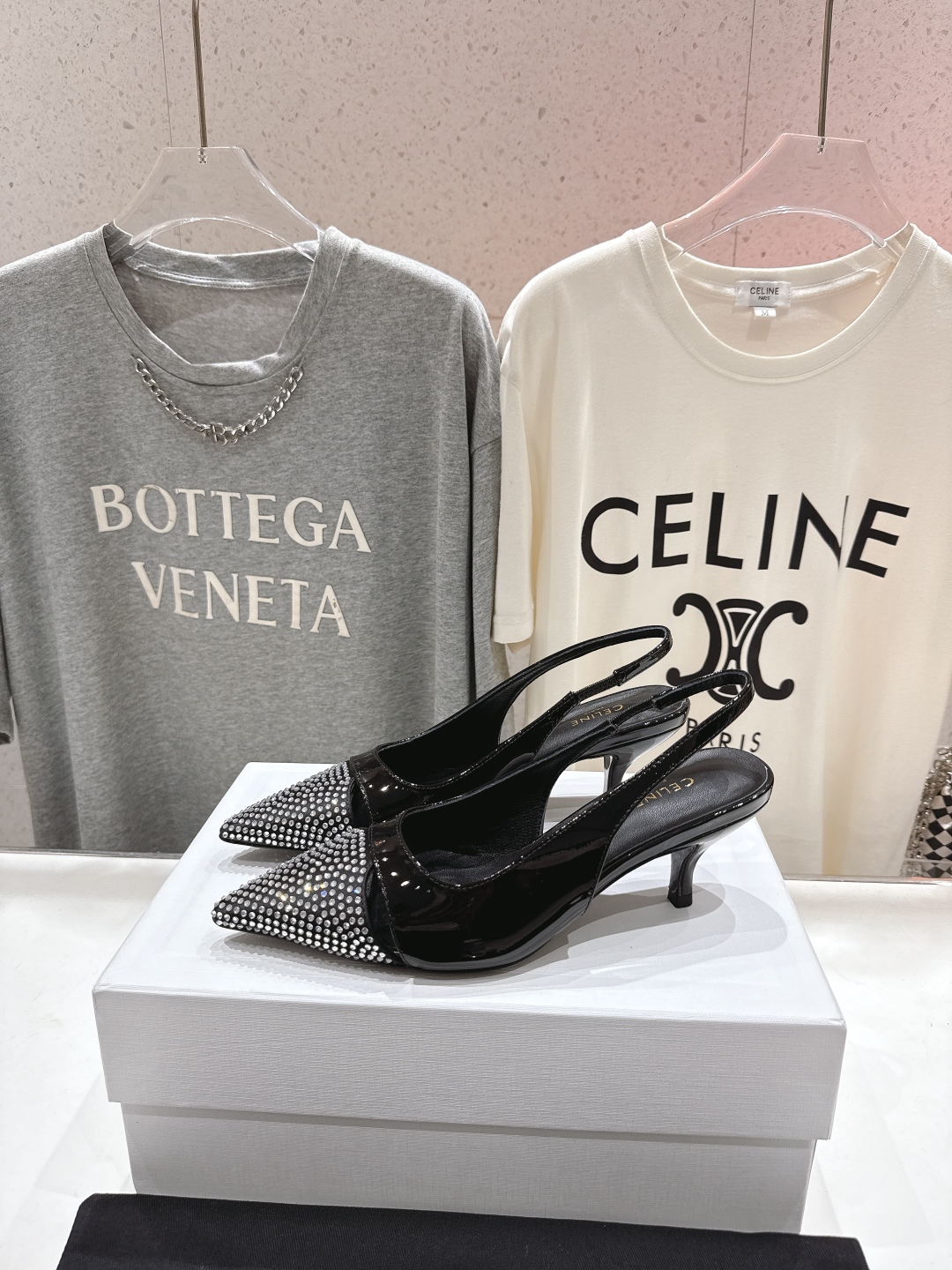 高版本出厂
CELINE/赛琳2025ss夏季新品简易尖头高跟凉鞋～
复古简约又时尚 上脚舒适.百搭.显