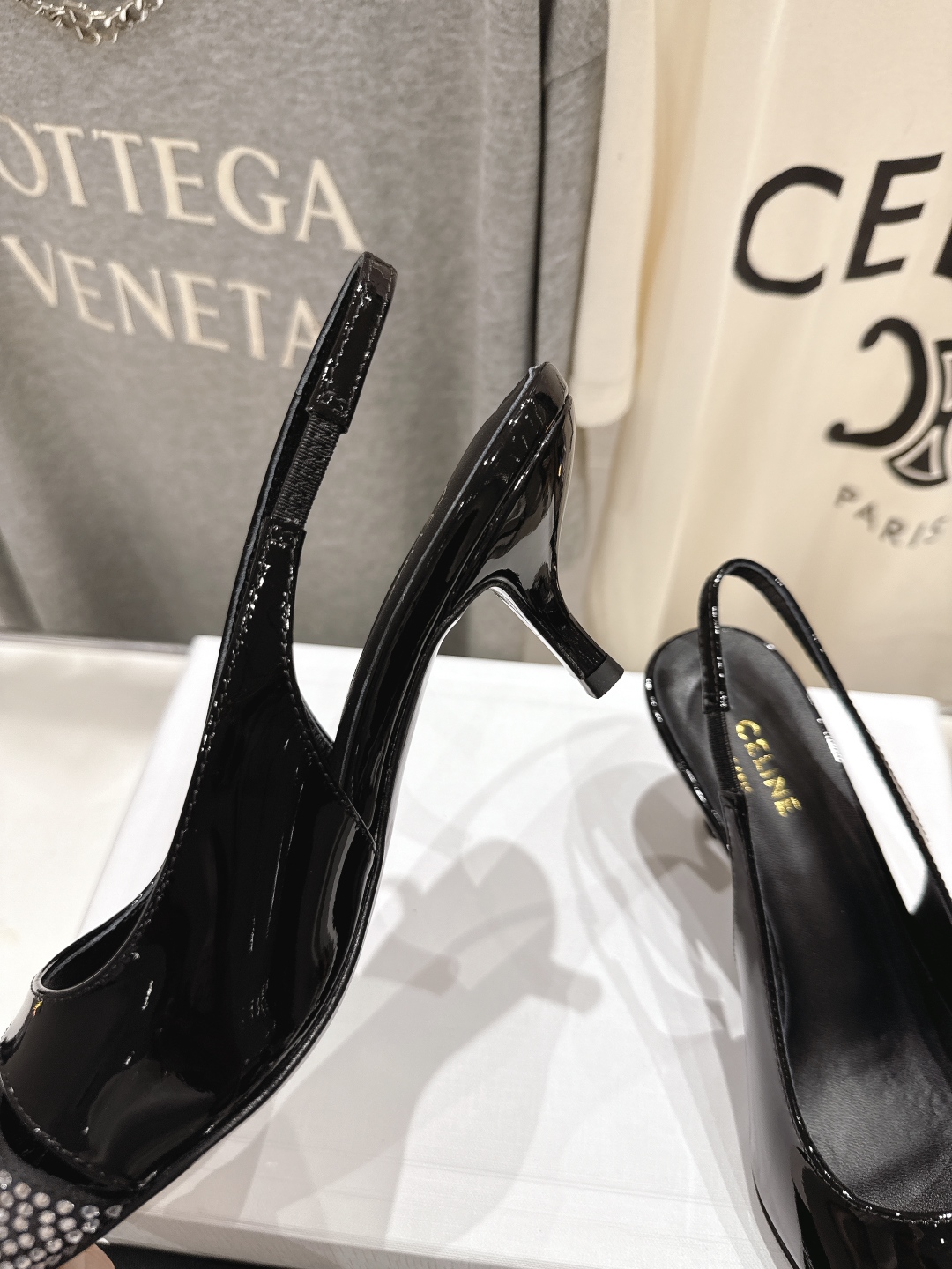 高版本出厂
CELINE/赛琳2025ss夏季新品简易尖头高跟凉鞋～
复古简约又时尚 上脚舒适.百搭.显