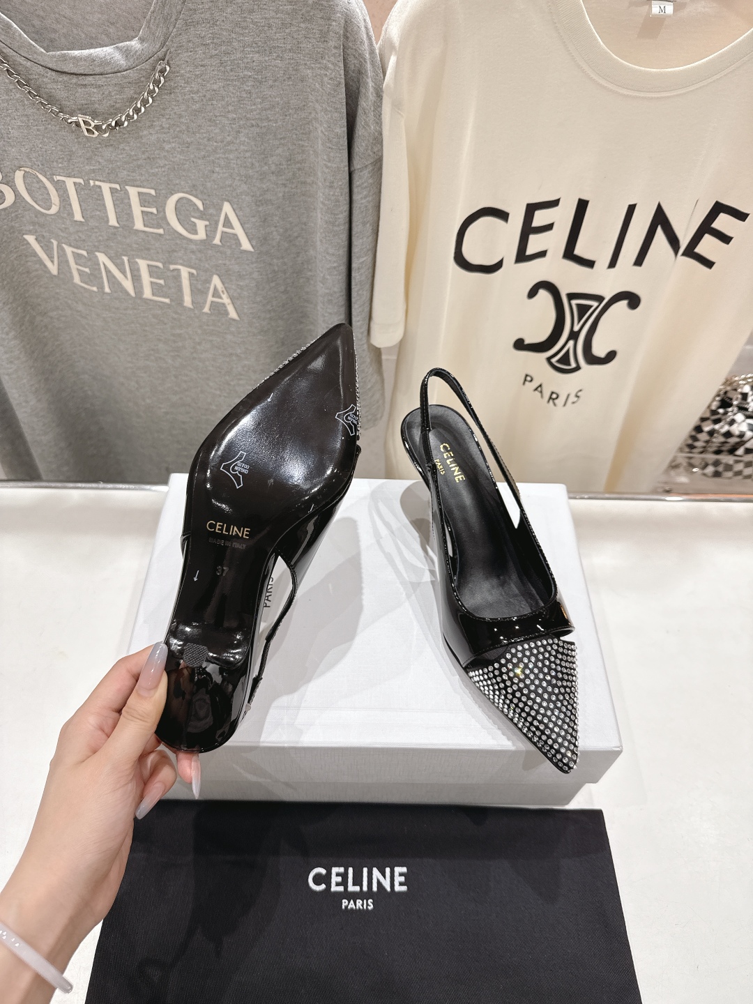 高版本出厂
CELINE/赛琳2025ss夏季新品简易尖头高跟凉鞋～
复古简约又时尚 上脚舒适.百搭.显