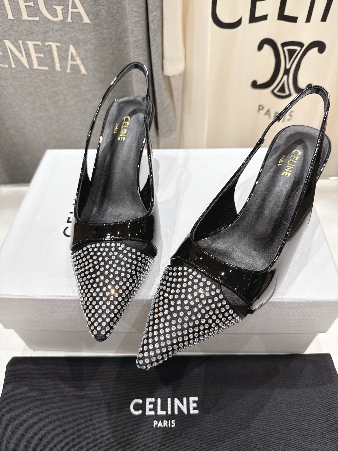高版本出厂
CELINE/赛琳2025ss夏季新品简易尖头高跟凉鞋～
复古简约又时尚 上脚舒适.百搭.显