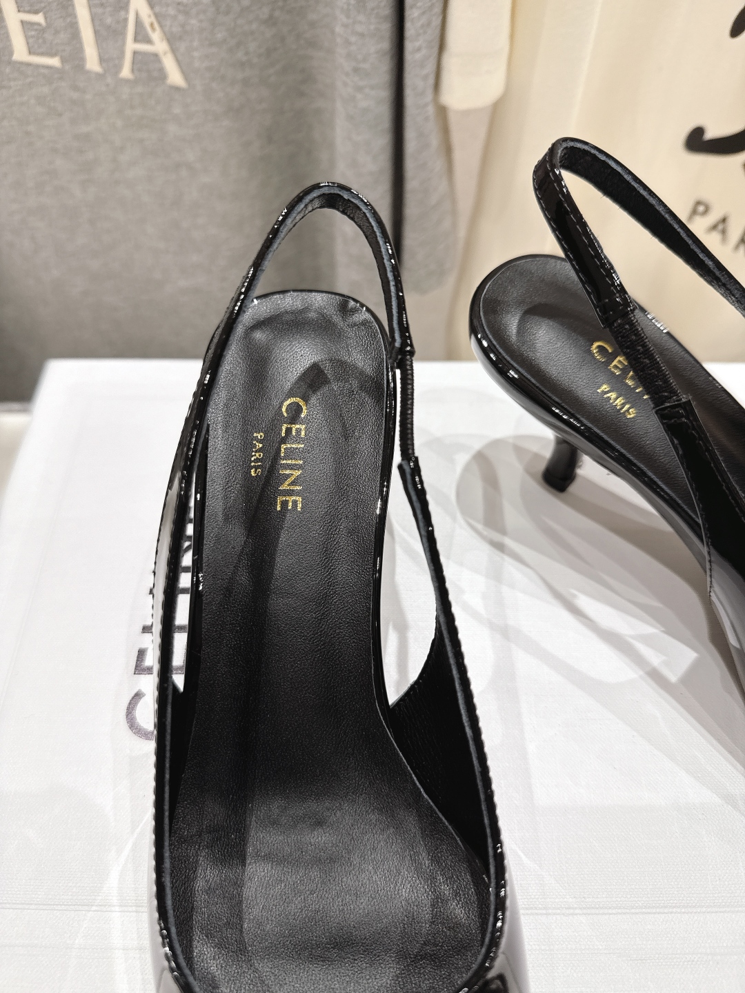 高版本出厂
CELINE/赛琳2025ss夏季新品简易尖头高跟凉鞋～
复古简约又时尚 上脚舒适.百搭.显
