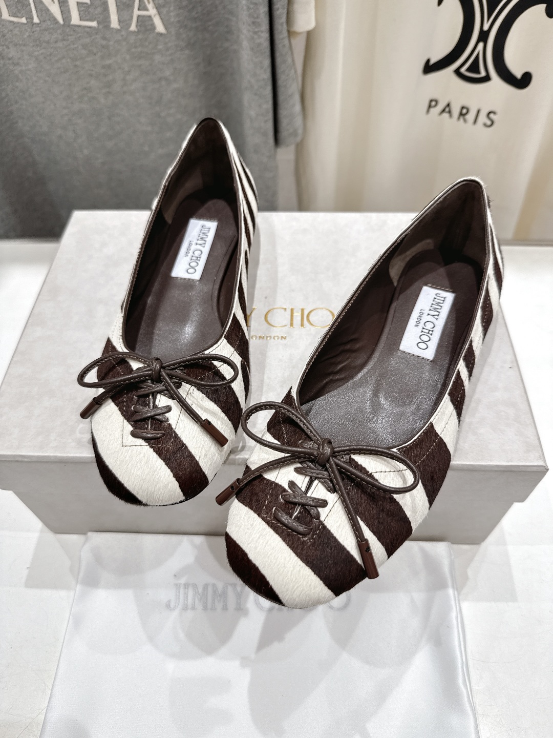 高版本出厂
  JIMMY CHOO｜JC/吉米周2025ss新款简约蝴蝶结系带玛丽珍平底鞋单鞋

原版