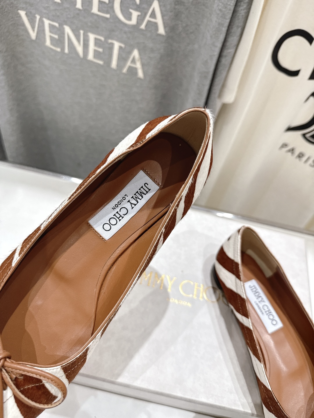 高版本出厂
  JIMMY CHOO｜JC/吉米周2025ss新款简约蝴蝶结系带玛丽珍平底鞋单鞋

原版