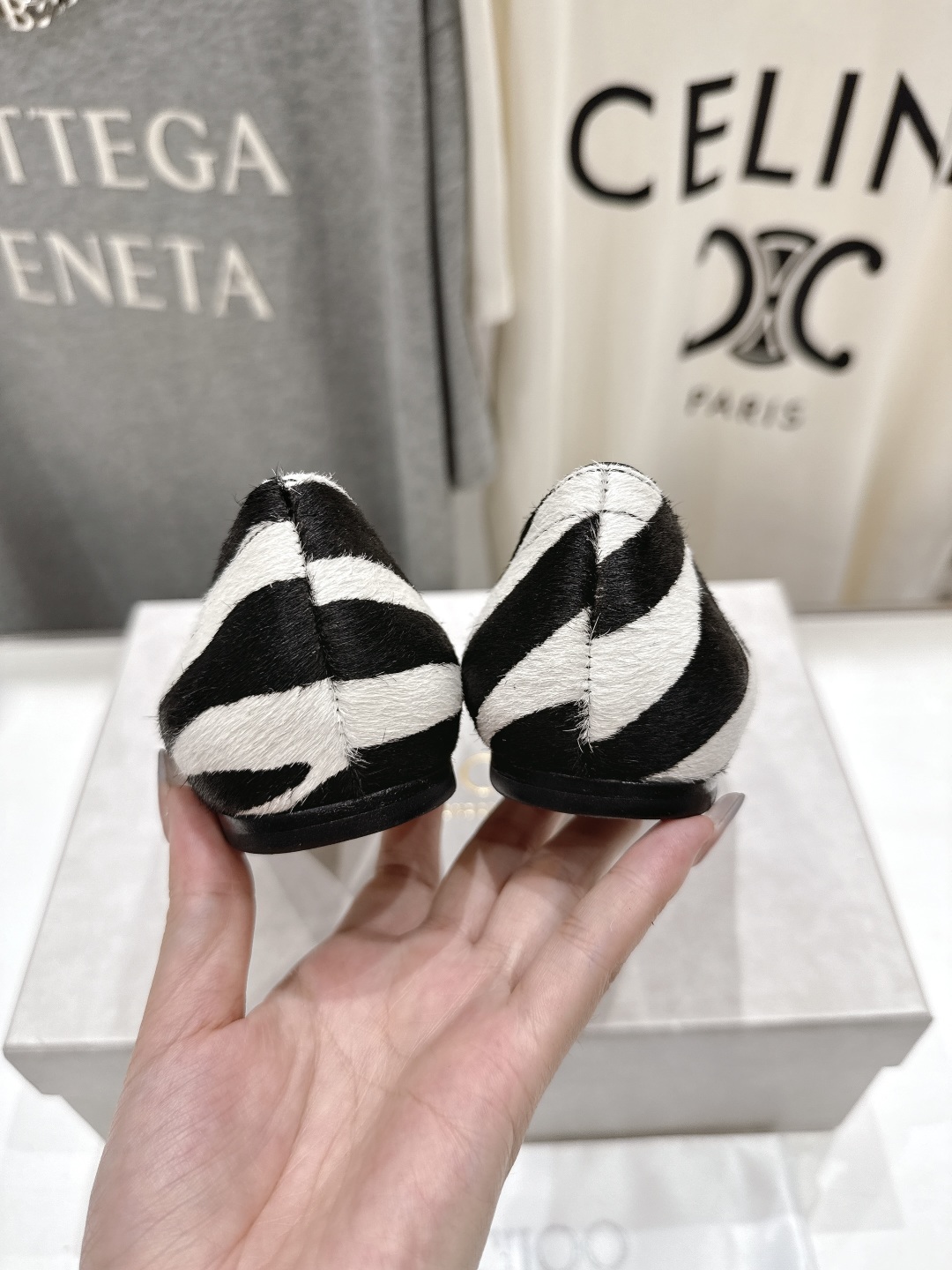 高版本出厂
  JIMMY CHOO｜JC/吉米周2025ss新款简约蝴蝶结系带玛丽珍平底鞋单鞋

原版