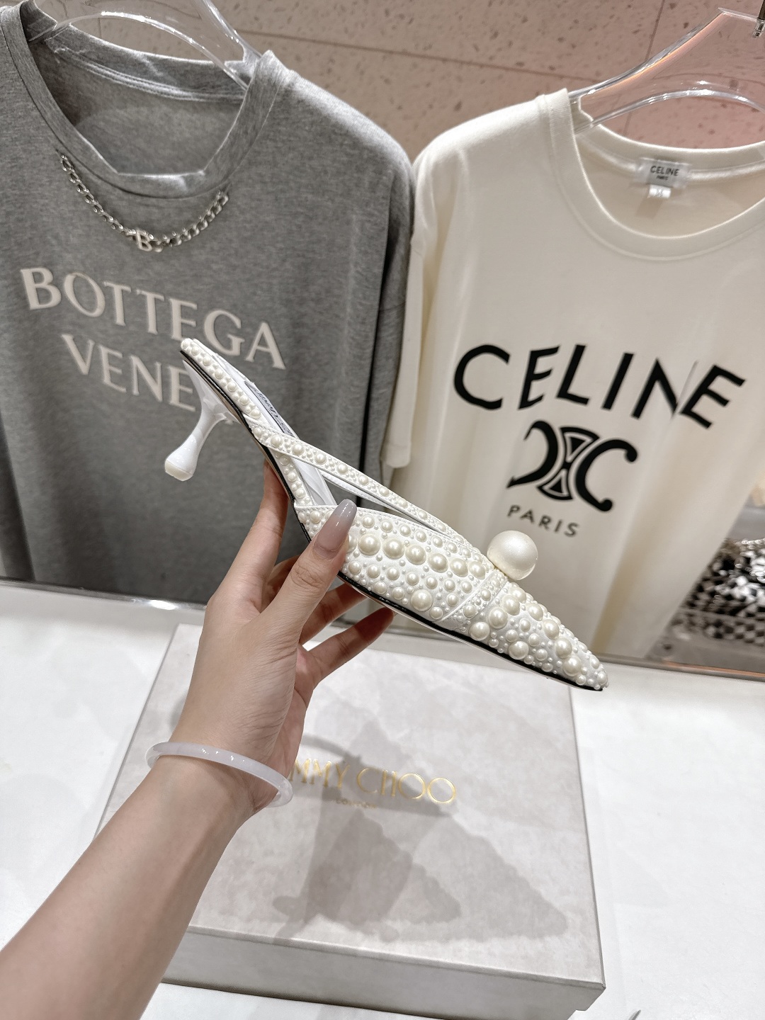 高版本出厂
  JIMMY CHOO｜JC/吉米周2025ss新款简约尖头高跟鞋拖鞋

原版套楦，完美的