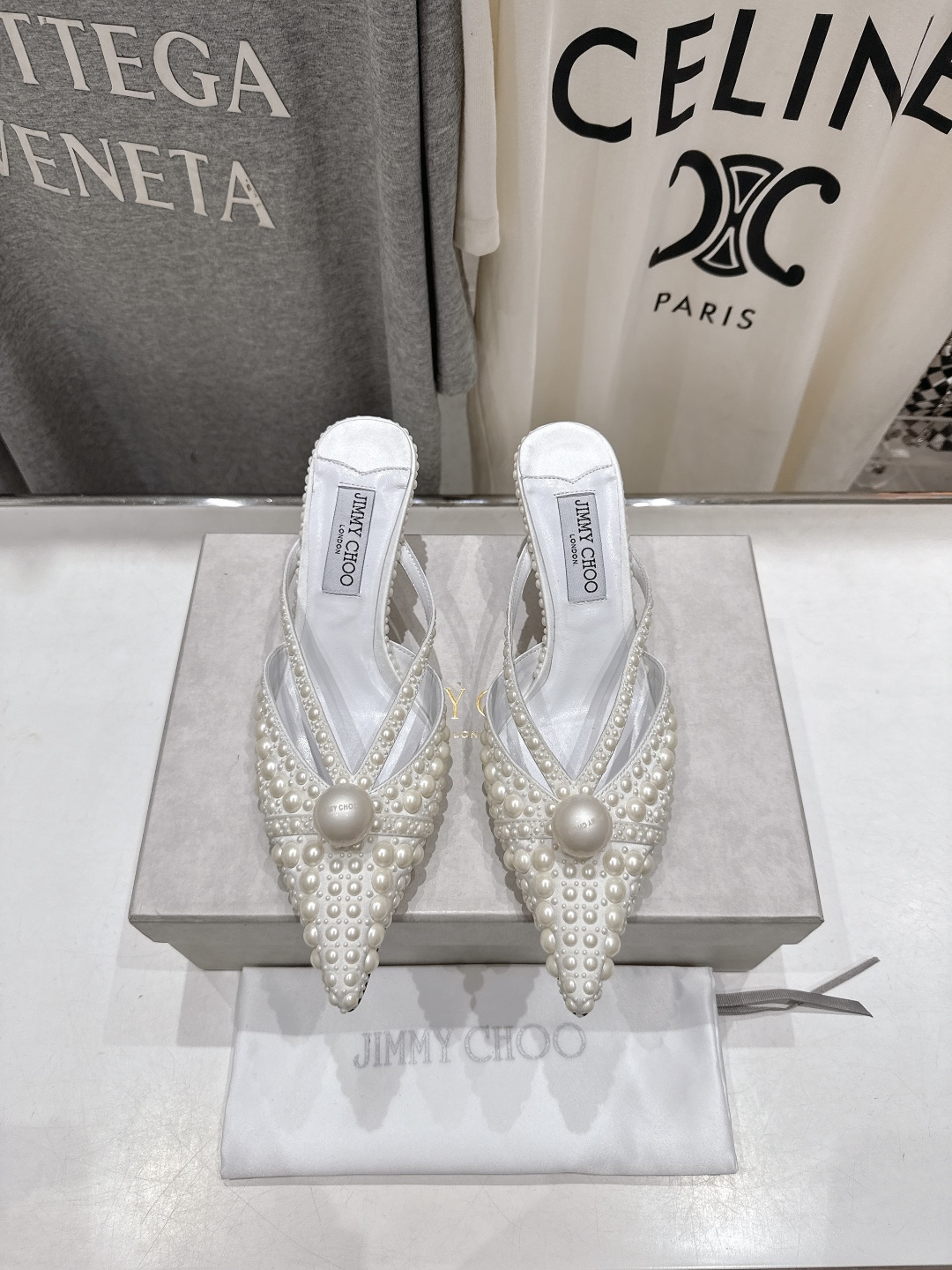 高版本出厂
  JIMMY CHOO｜JC/吉米周2025ss新款简约尖头高跟鞋拖鞋

原版套楦，完美的