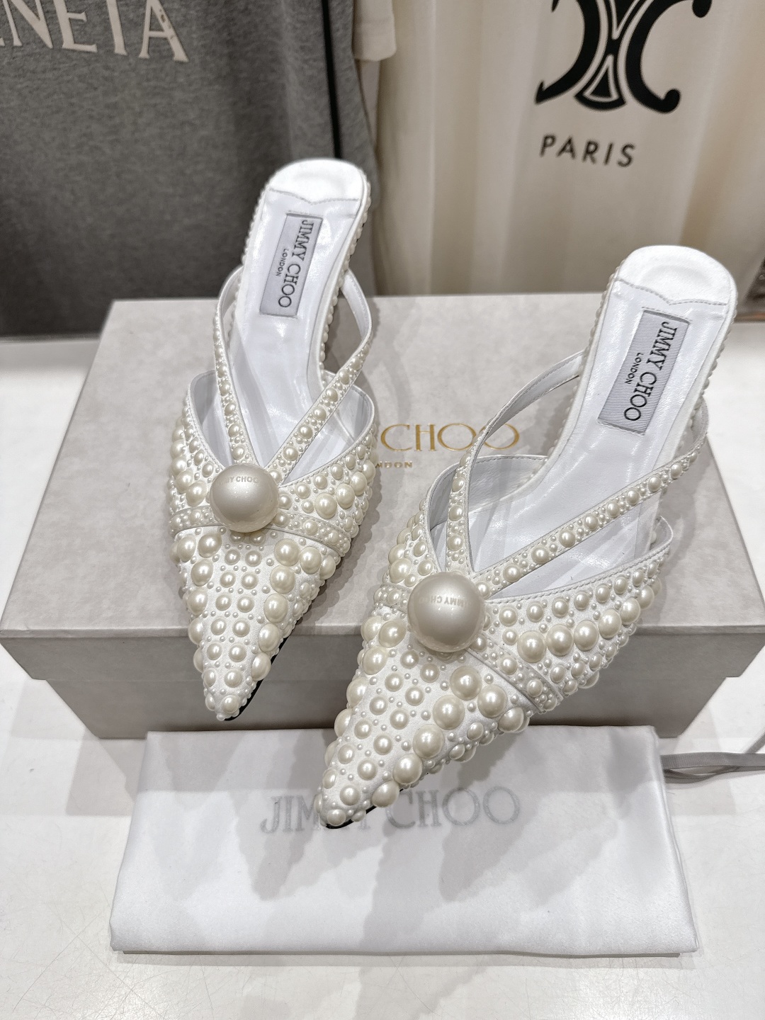 高版本出厂
  JIMMY CHOO｜JC/吉米周2025ss新款简约尖头高跟鞋拖鞋

原版套楦，完美的