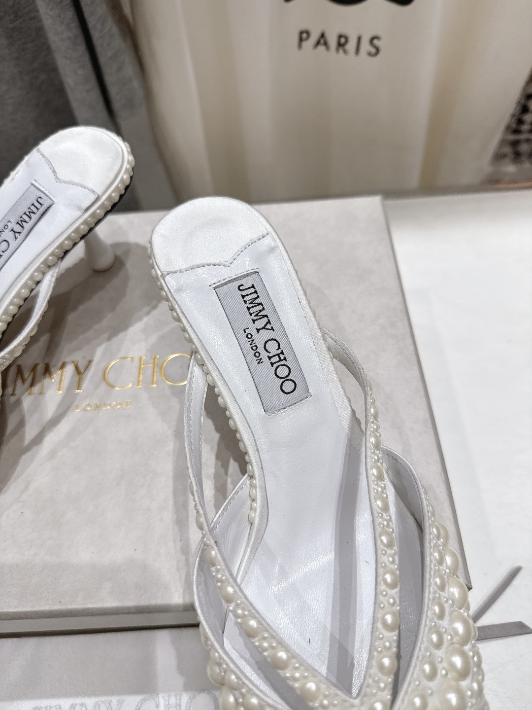 高版本出厂
  JIMMY CHOO｜JC/吉米周2025ss新款简约尖头高跟鞋拖鞋

原版套楦，完美的