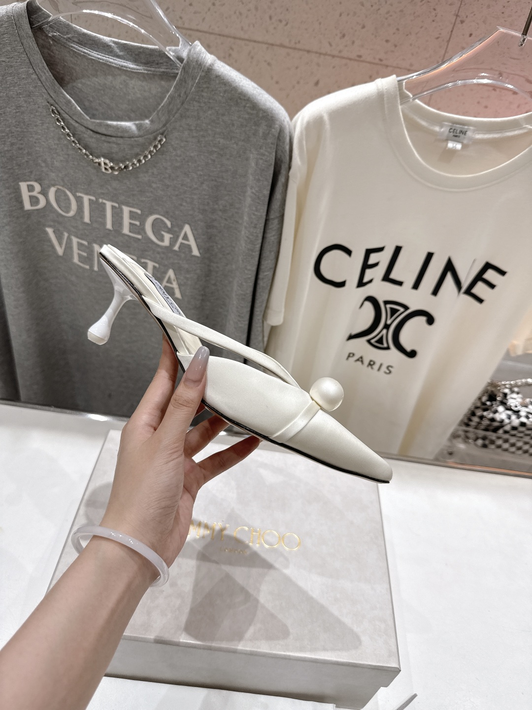 高版本出厂
  JIMMY CHOO｜JC/吉米周2025ss新款简约尖头高跟鞋拖鞋

原版套楦，完美的