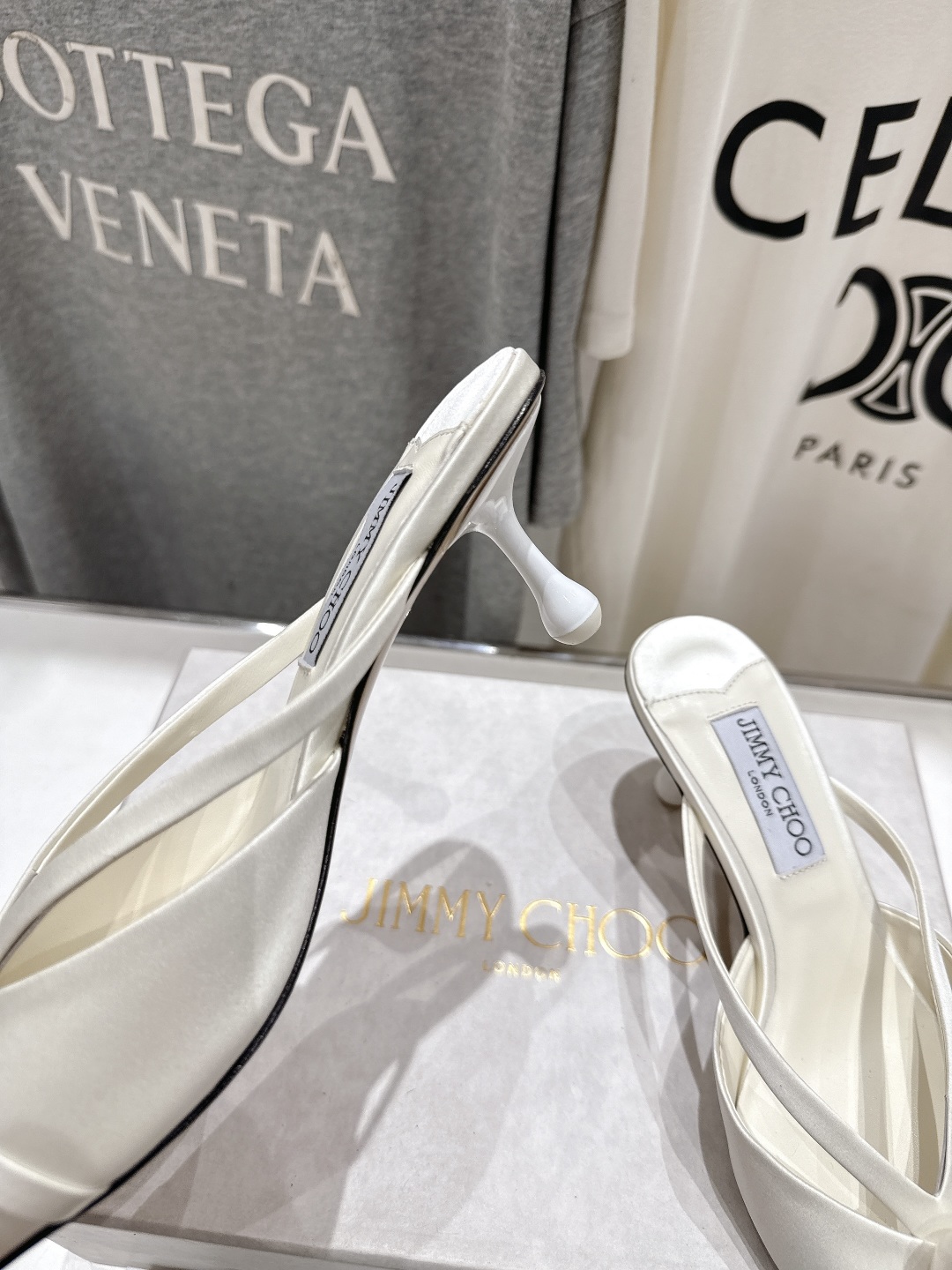 高版本出厂
  JIMMY CHOO｜JC/吉米周2025ss新款简约尖头高跟鞋拖鞋

原版套楦，完美的