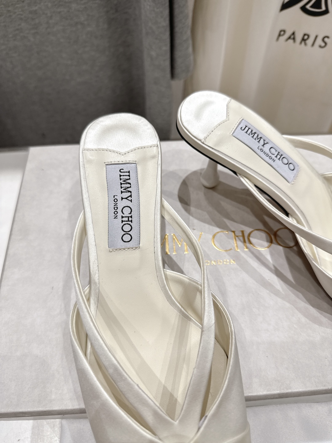 高版本出厂
  JIMMY CHOO｜JC/吉米周2025ss新款简约尖头高跟鞋拖鞋

原版套楦，完美的