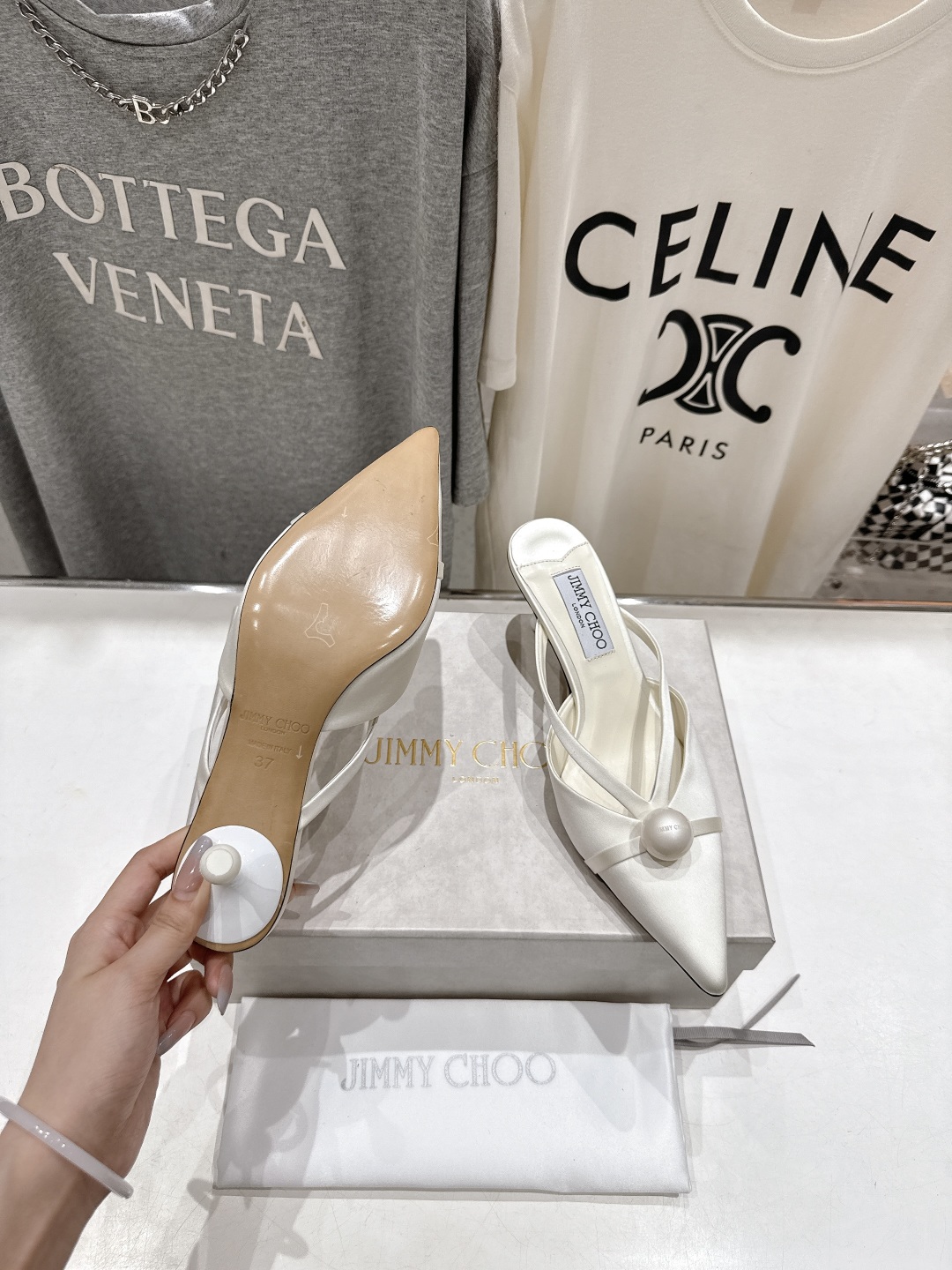 高版本出厂
  JIMMY CHOO｜JC/吉米周2025ss新款简约尖头高跟鞋拖鞋

原版套楦，完美的