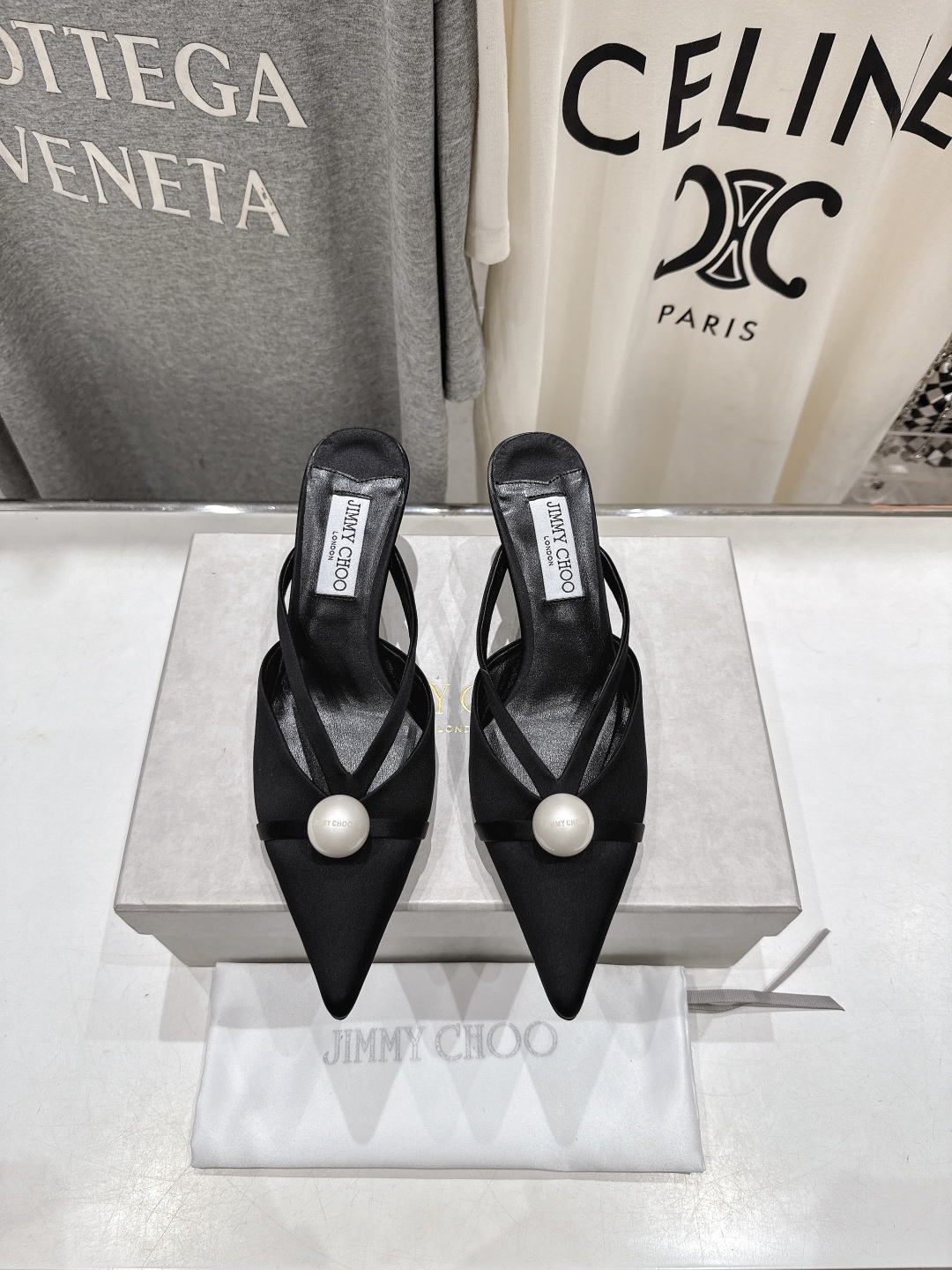 高版本出厂
  JIMMY CHOO｜JC/吉米周2025ss新款简约尖头高跟鞋拖鞋

原版套楦，完美的