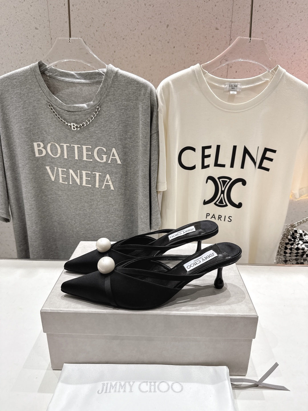 高版本出厂
  JIMMY CHOO｜JC/吉米周2025ss新款简约尖头高跟鞋拖鞋

原版套楦，完美的