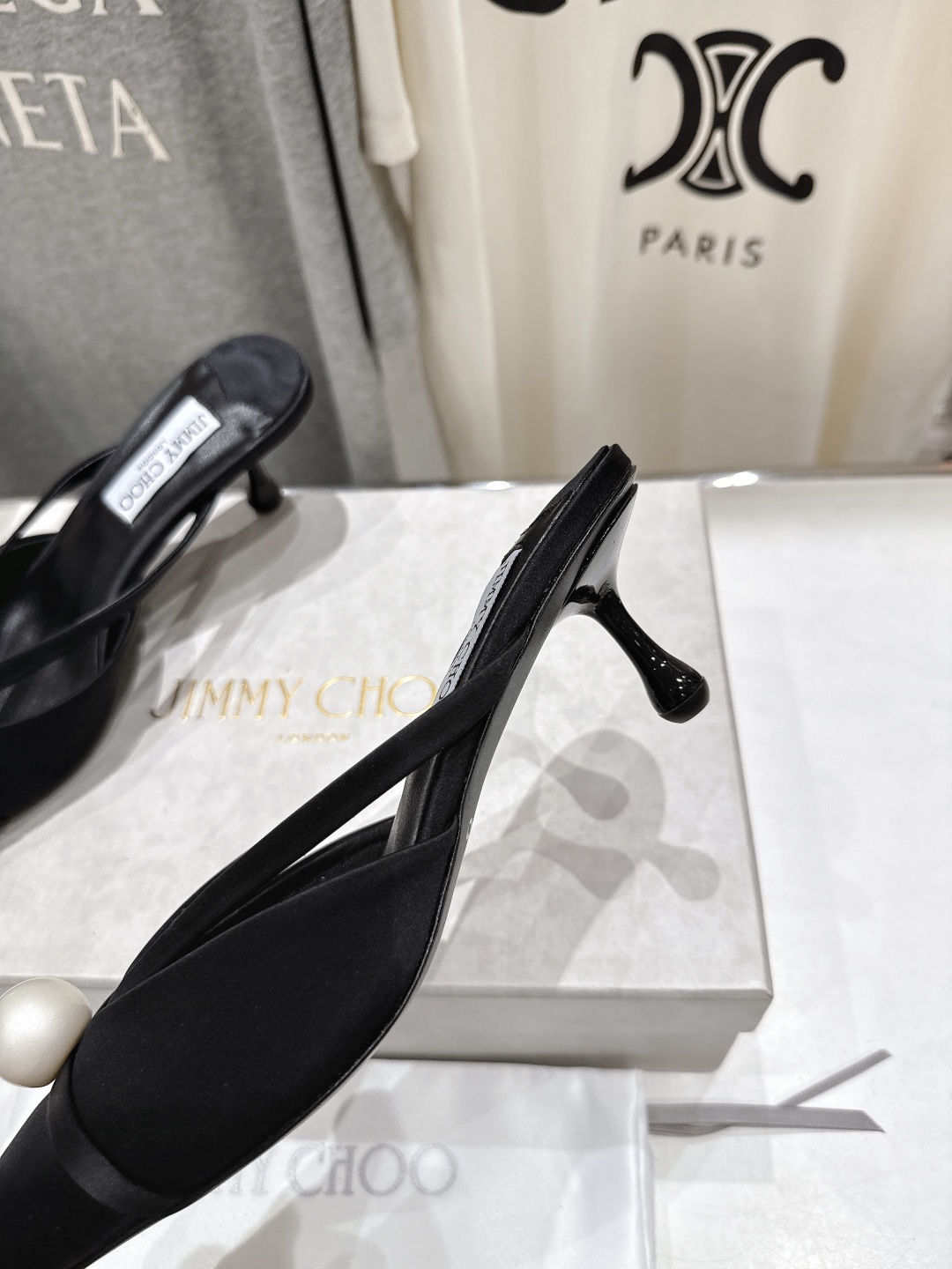 高版本出厂
  JIMMY CHOO｜JC/吉米周2025ss新款简约尖头高跟鞋拖鞋

原版套楦，完美的