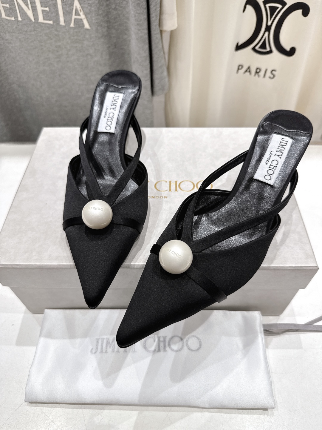 高版本出厂
  JIMMY CHOO｜JC/吉米周2025ss新款简约尖头高跟鞋拖鞋

原版套楦，完美的