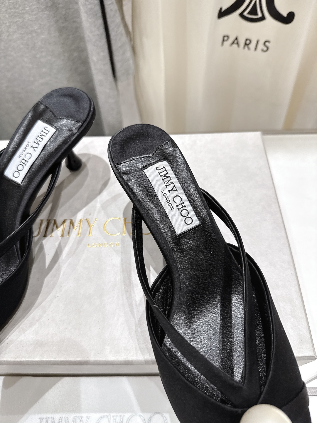 高版本出厂
  JIMMY CHOO｜JC/吉米周2025ss新款简约尖头高跟鞋拖鞋

原版套楦，完美的