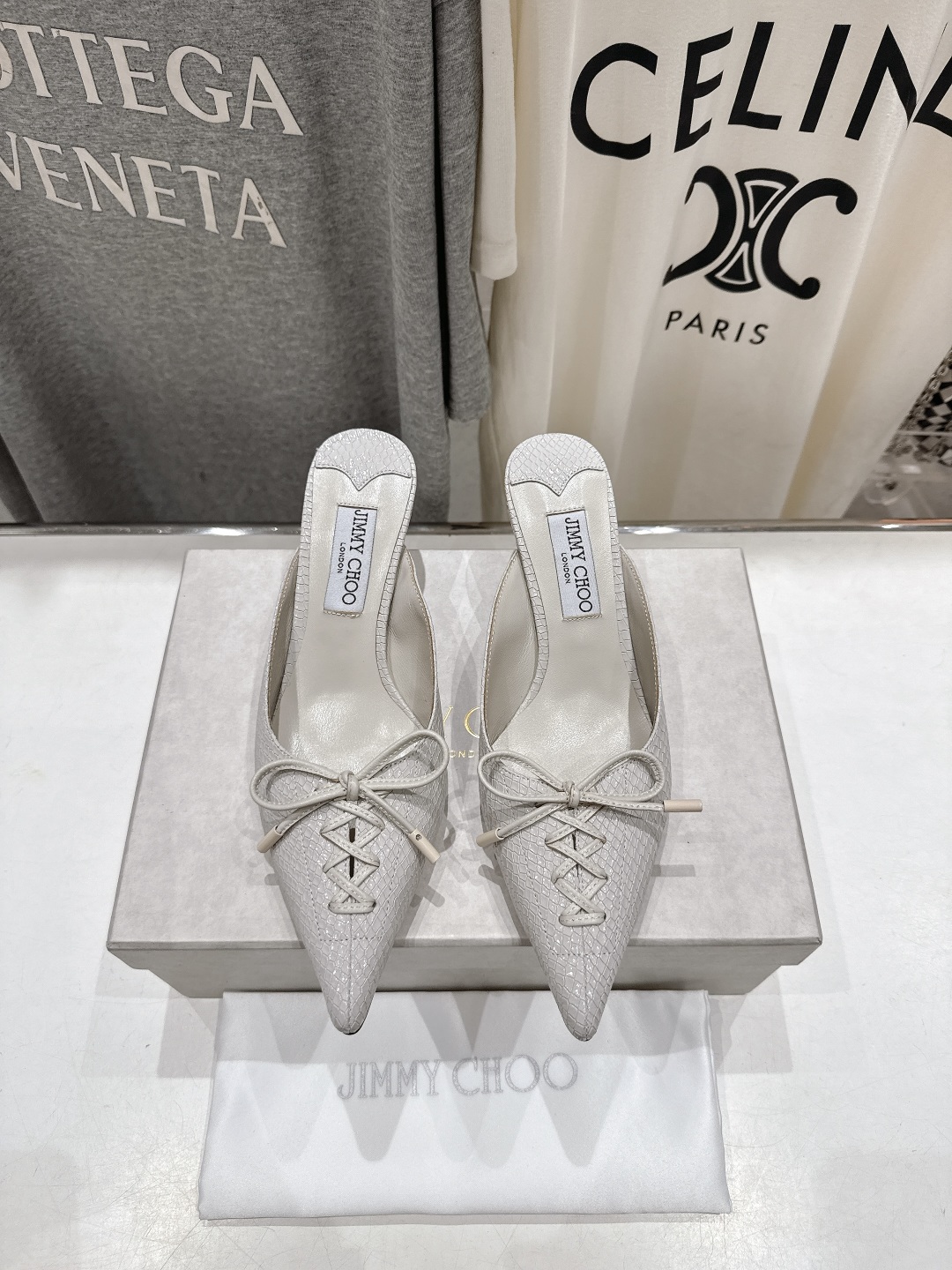 高版本出厂
  JIMMY CHOO｜JC/吉米周2025ss新款简约尖头高跟鞋拖鞋

原版套楦，完美的