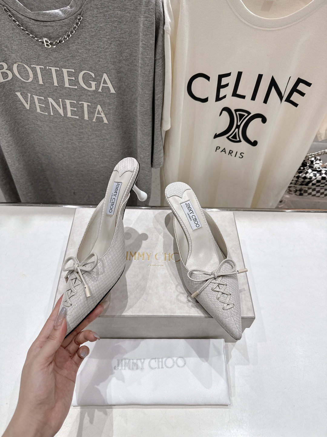 高版本出厂
  JIMMY CHOO｜JC/吉米周2025ss新款简约尖头高跟鞋拖鞋

原版套楦，完美的