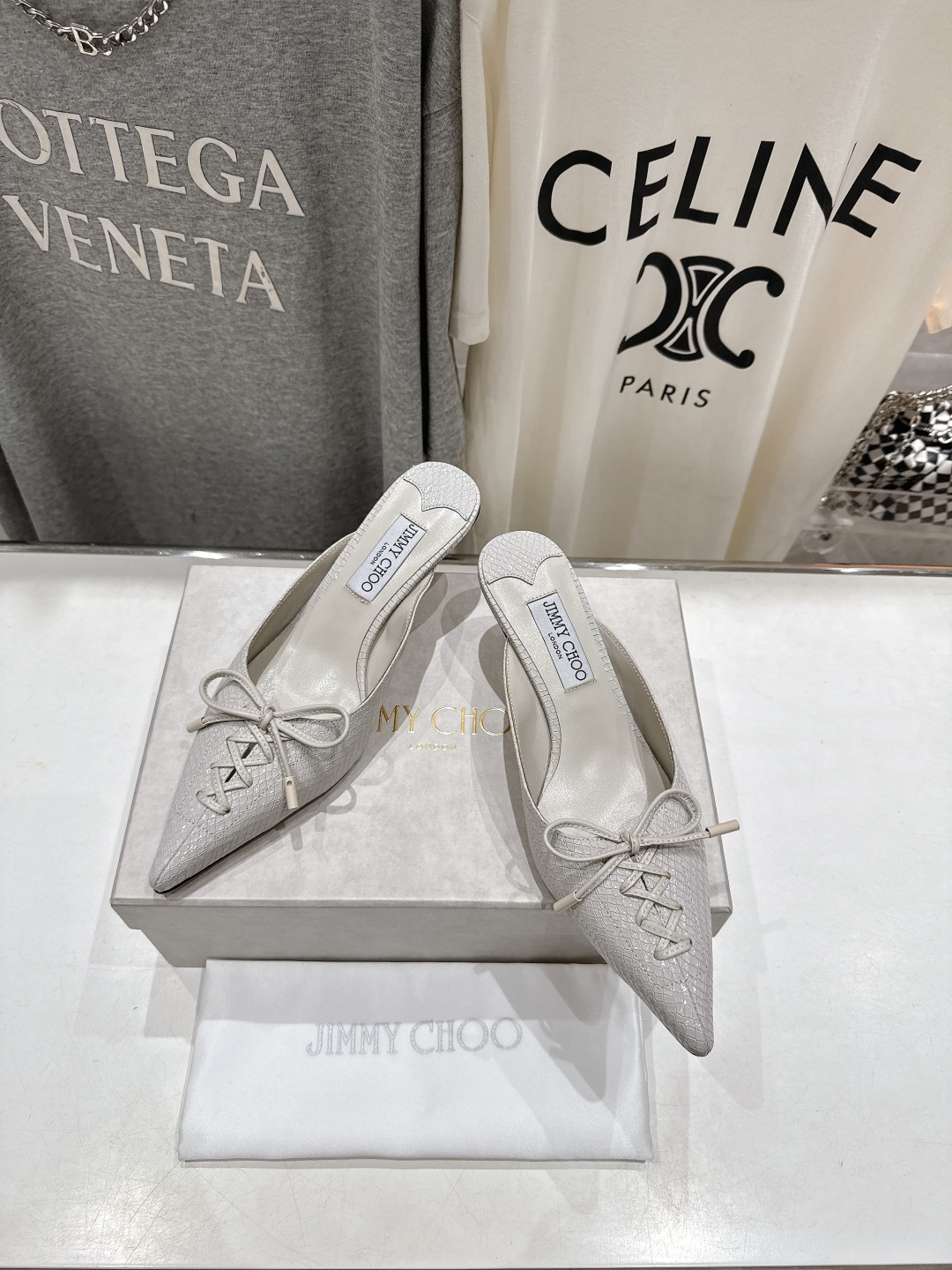 高版本出厂
  JIMMY CHOO｜JC/吉米周2025ss新款简约尖头高跟鞋拖鞋

原版套楦，完美的
