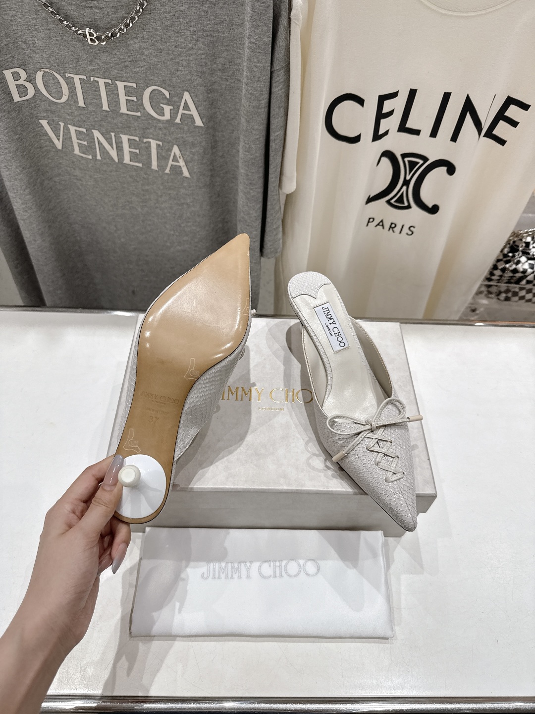 高版本出厂
  JIMMY CHOO｜JC/吉米周2025ss新款简约尖头高跟鞋拖鞋

原版套楦，完美的