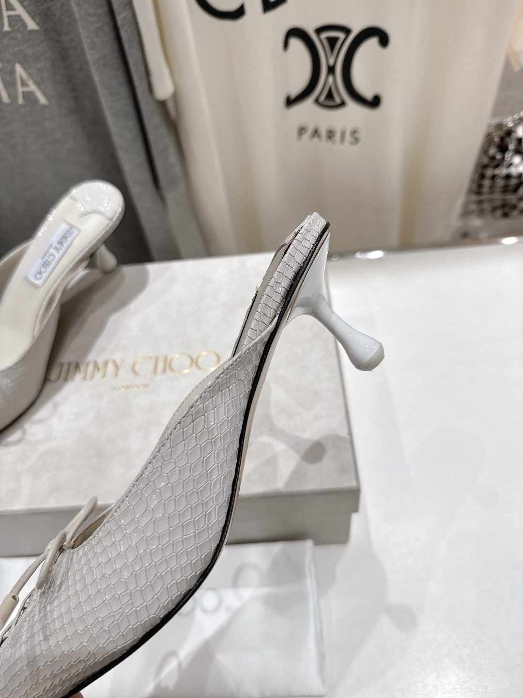 高版本出厂
  JIMMY CHOO｜JC/吉米周2025ss新款简约尖头高跟鞋拖鞋

原版套楦，完美的