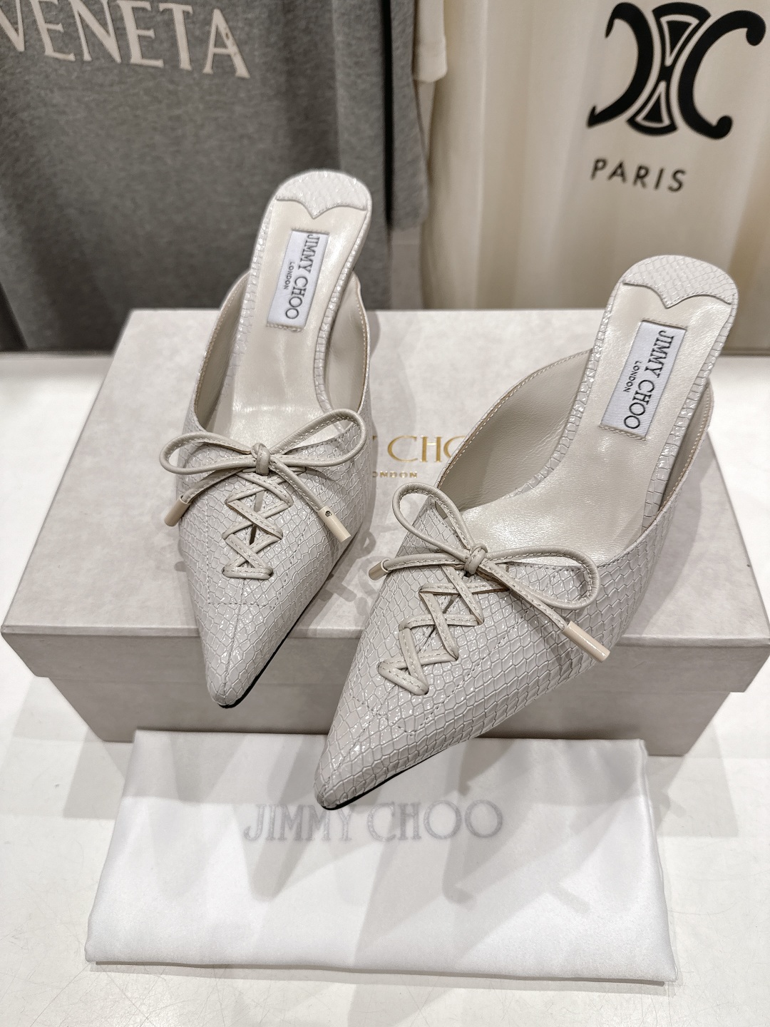 高版本出厂
  JIMMY CHOO｜JC/吉米周2025ss新款简约尖头高跟鞋拖鞋

原版套楦，完美的