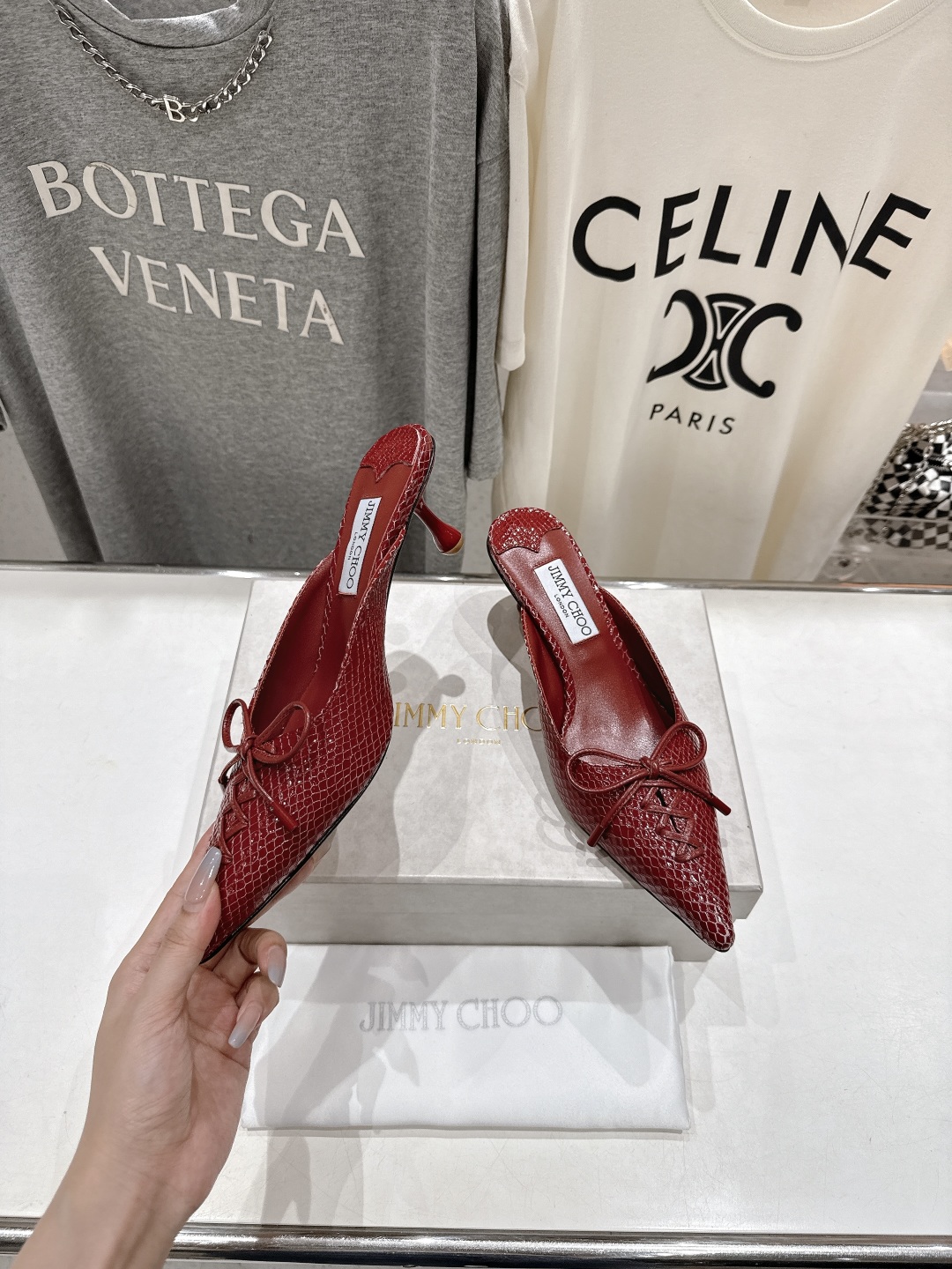 高版本出厂
  JIMMY CHOO｜JC/吉米周2025ss新款简约尖头高跟鞋拖鞋

原版套楦，完美的