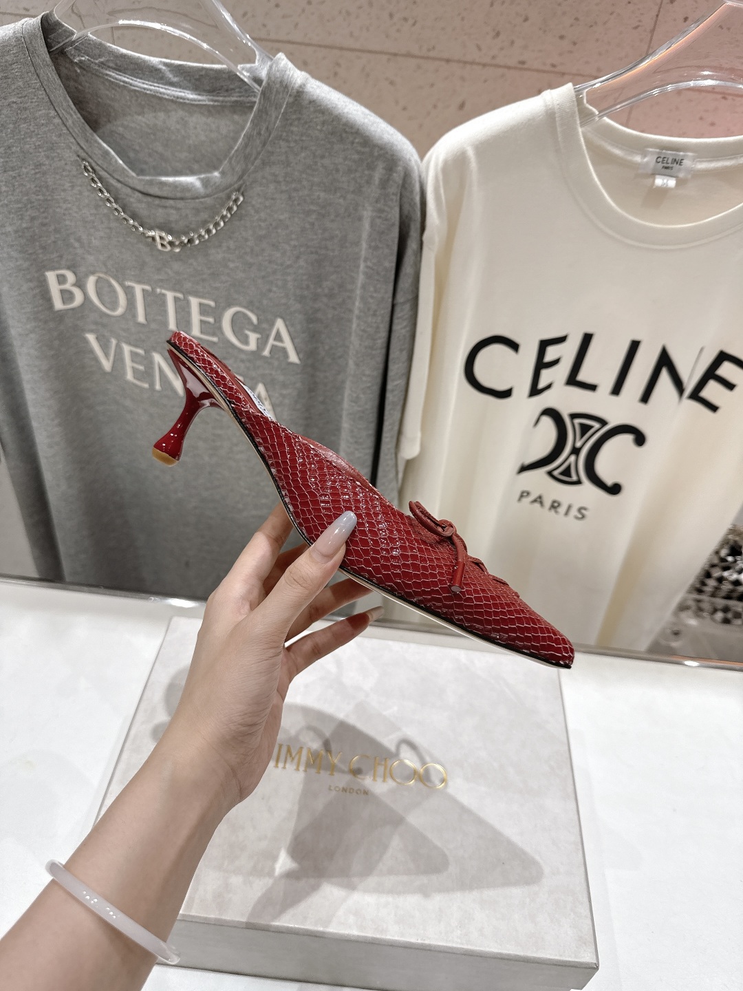 高版本出厂
  JIMMY CHOO｜JC/吉米周2025ss新款简约尖头高跟鞋拖鞋

原版套楦，完美的