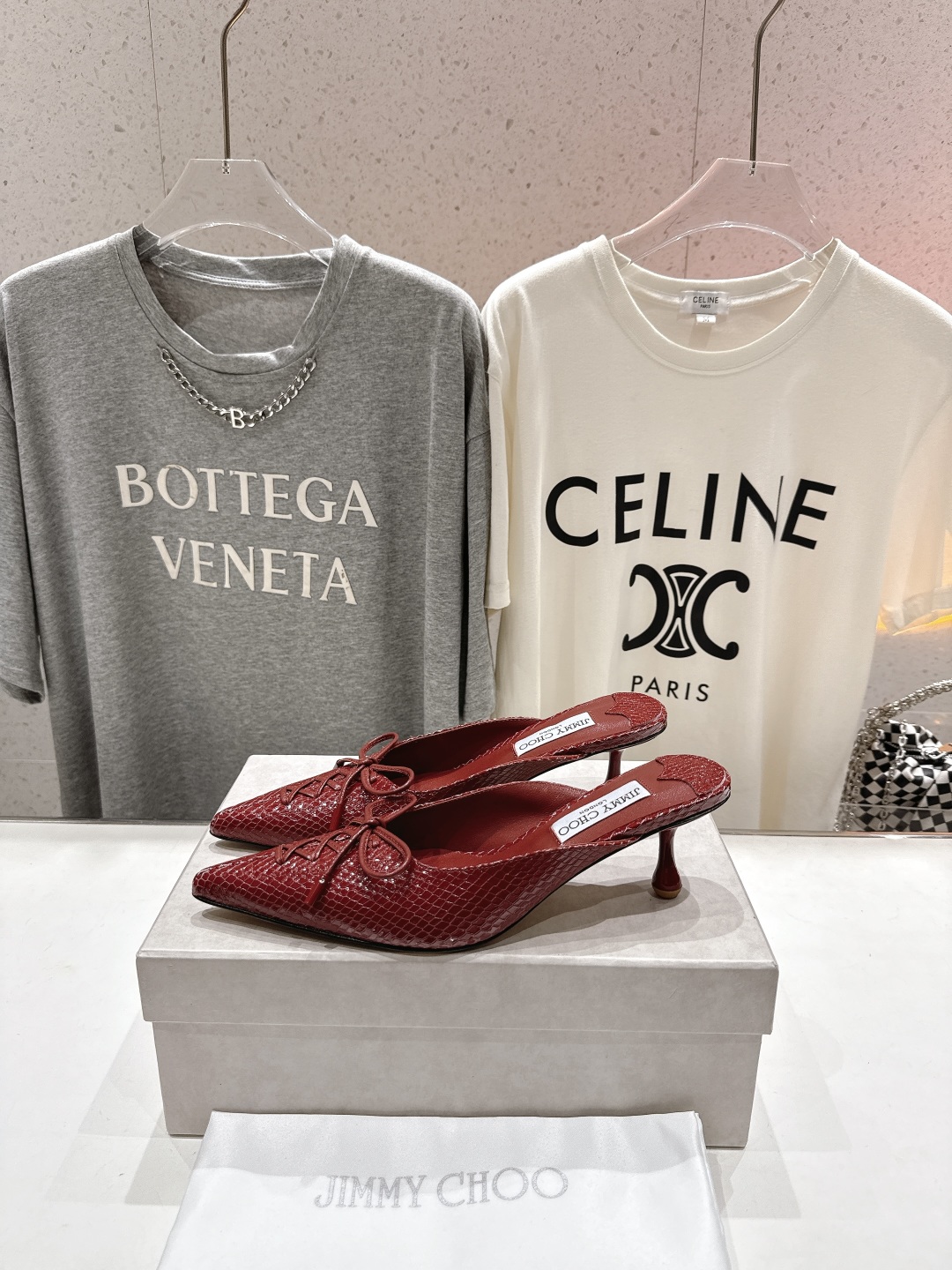 高版本出厂
  JIMMY CHOO｜JC/吉米周2025ss新款简约尖头高跟鞋拖鞋

原版套楦，完美的