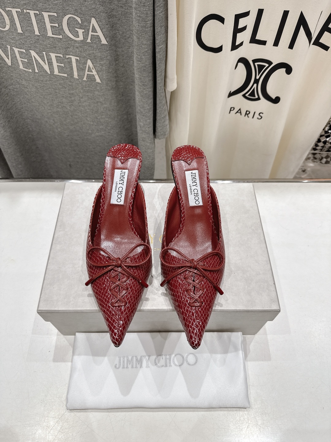高版本出厂
  JIMMY CHOO｜JC/吉米周2025ss新款简约尖头高跟鞋拖鞋

原版套楦，完美的