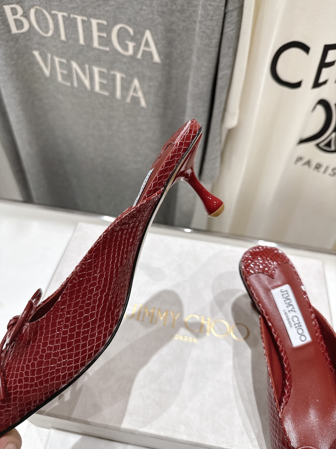 高版本出厂
  JIMMY CHOO｜JC/吉米周2025ss新款简约尖头高跟鞋拖鞋

原版套楦，完美的