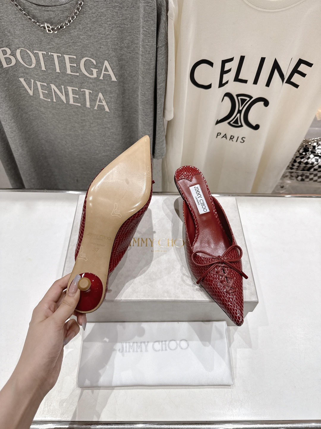 高版本出厂
  JIMMY CHOO｜JC/吉米周2025ss新款简约尖头高跟鞋拖鞋

原版套楦，完美的