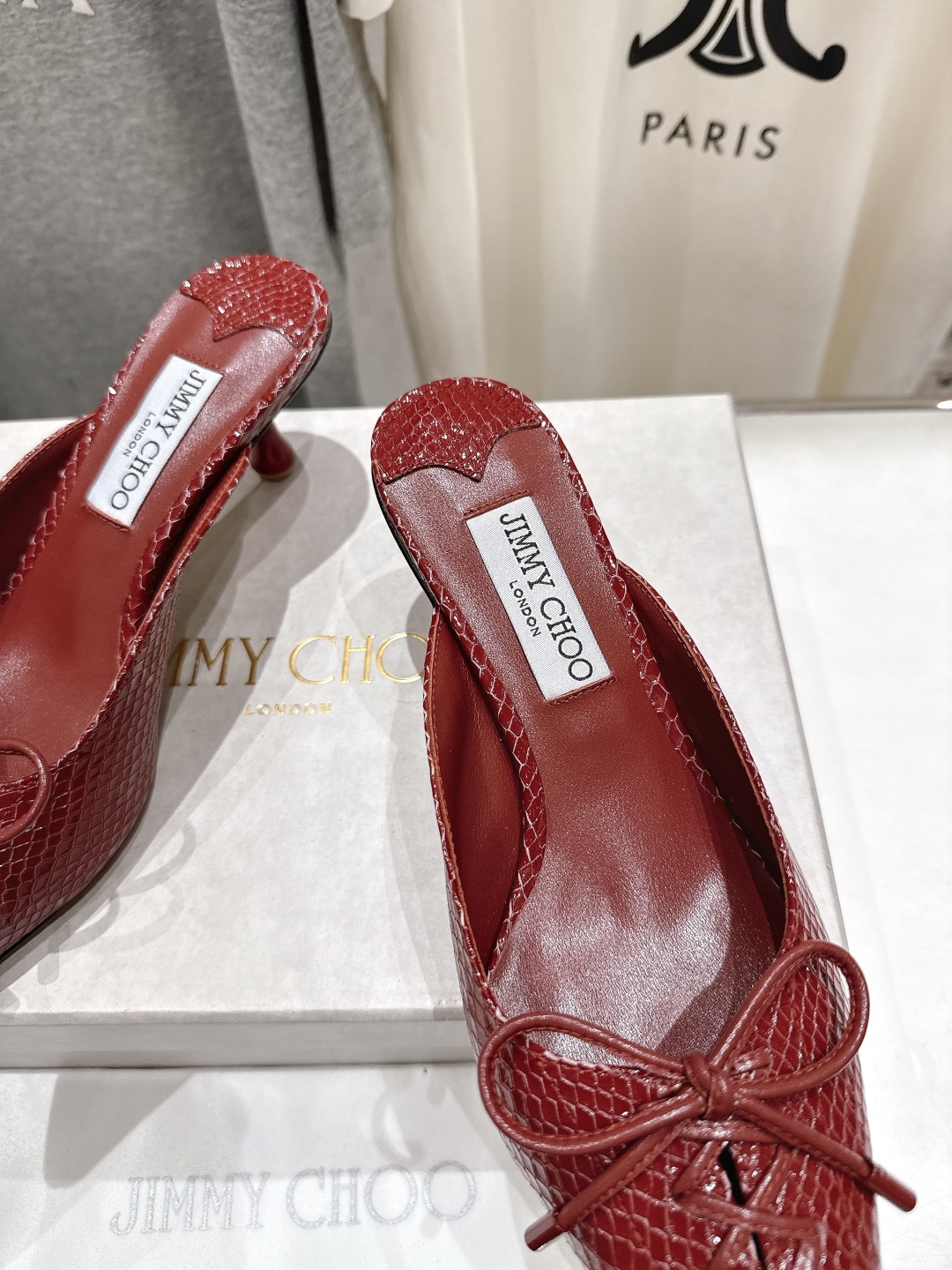 高版本出厂
  JIMMY CHOO｜JC/吉米周2025ss新款简约尖头高跟鞋拖鞋

原版套楦，完美的