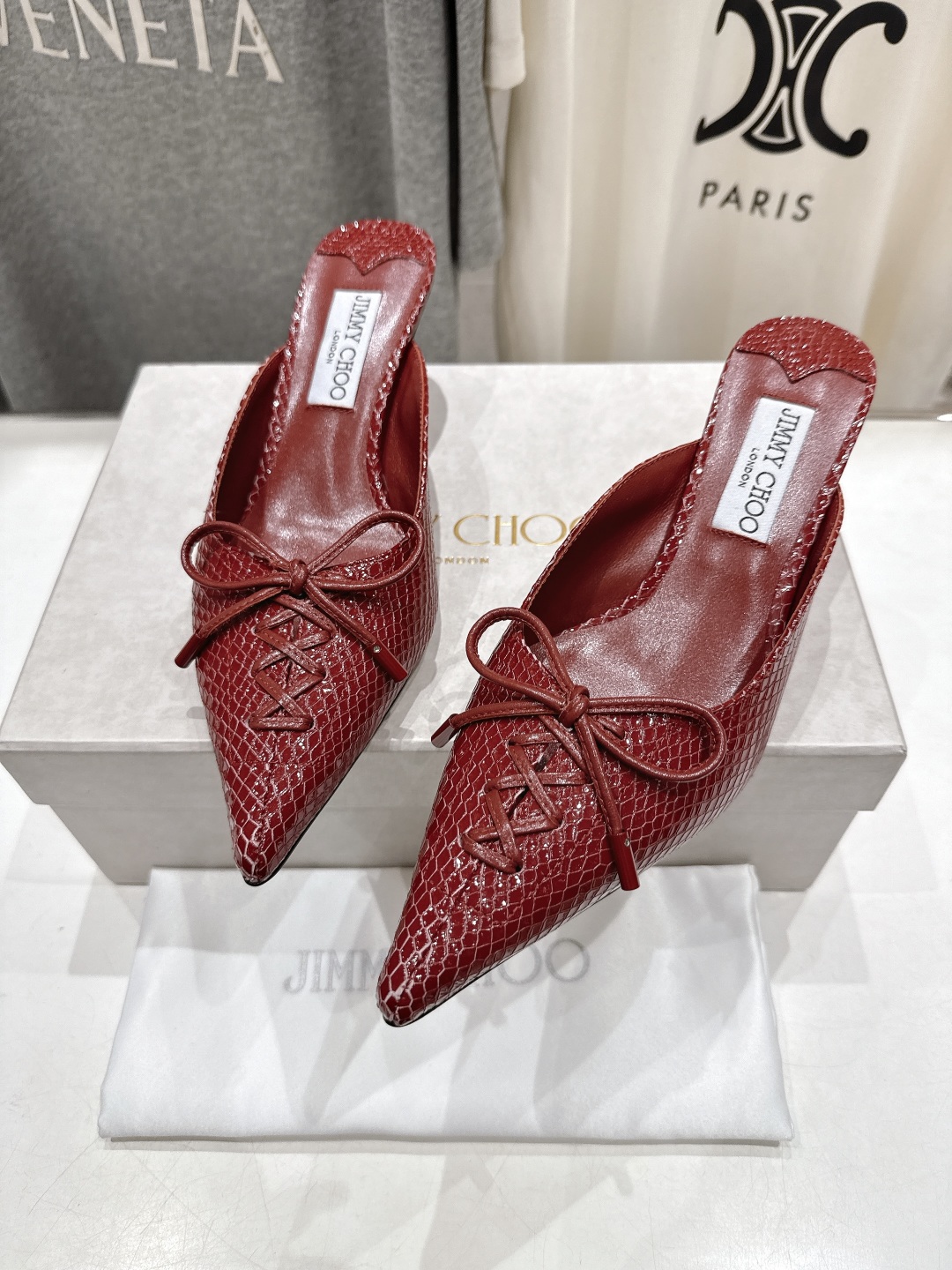 高版本出厂
  JIMMY CHOO｜JC/吉米周2025ss新款简约尖头高跟鞋拖鞋

原版套楦，完美的