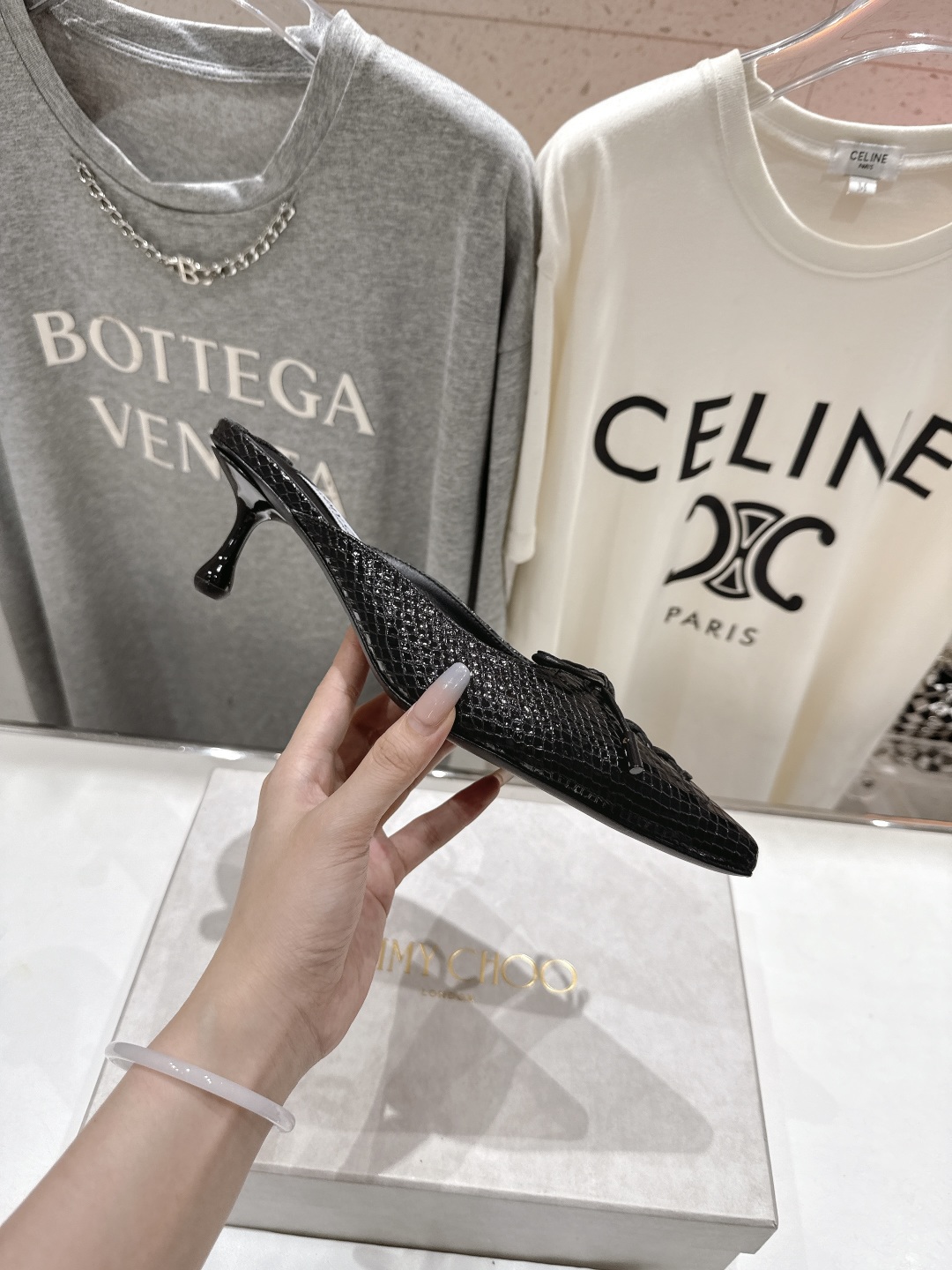 高版本出厂
  JIMMY CHOO｜JC/吉米周2025ss新款简约尖头高跟鞋拖鞋

原版套楦，完美的