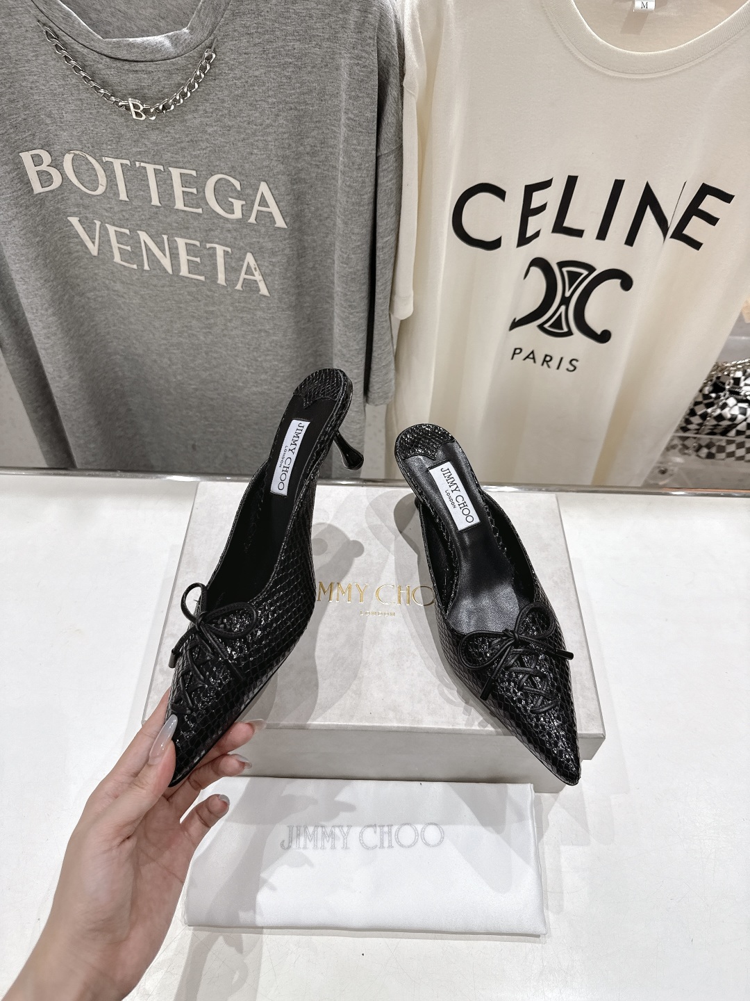 高版本出厂
  JIMMY CHOO｜JC/吉米周2025ss新款简约尖头高跟鞋拖鞋

原版套楦，完美的