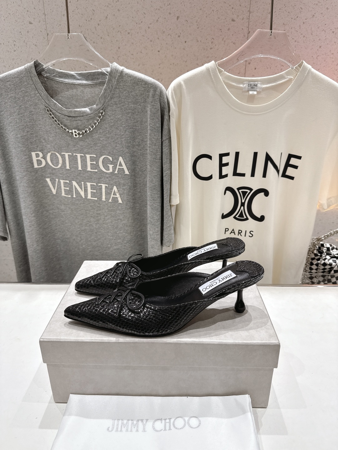 高版本出厂
  JIMMY CHOO｜JC/吉米周2025ss新款简约尖头高跟鞋拖鞋

原版套楦，完美的