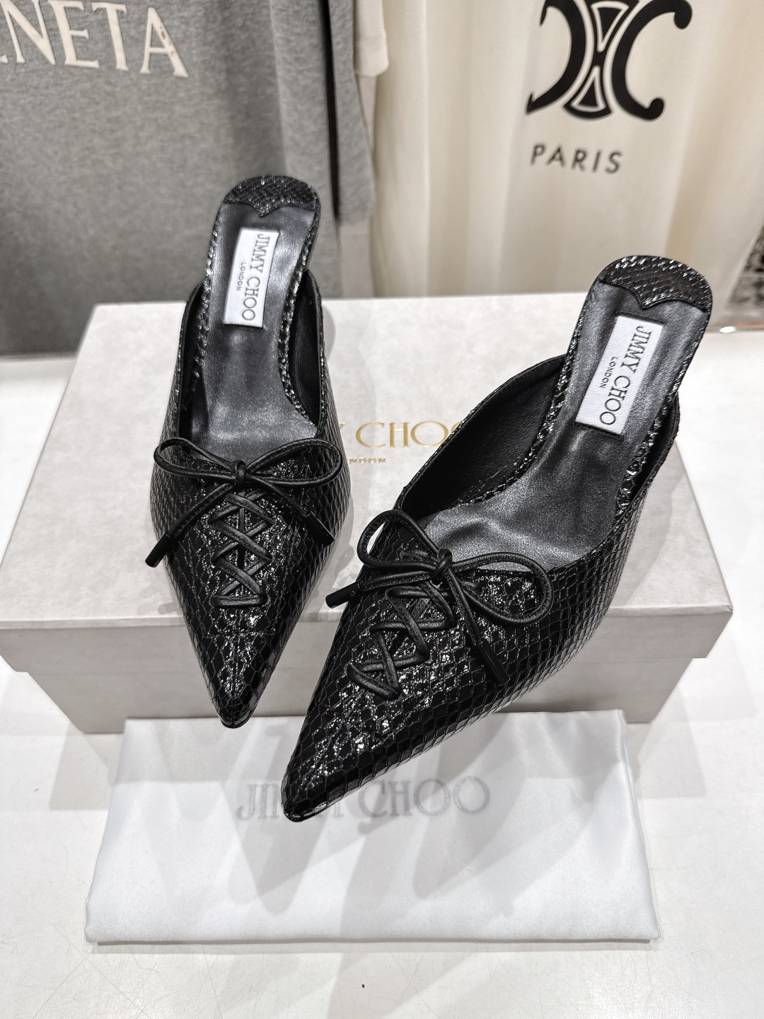 高版本出厂
  JIMMY CHOO｜JC/吉米周2025ss新款简约尖头高跟鞋拖鞋

原版套楦，完美的