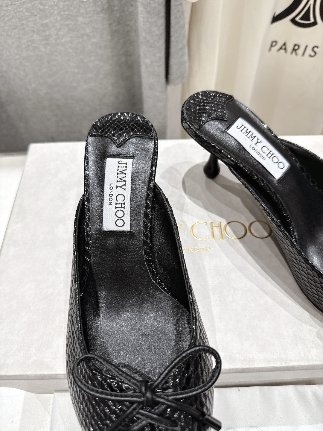 高版本出厂
  JIMMY CHOO｜JC/吉米周2025ss新款简约尖头高跟鞋拖鞋

原版套楦，完美的
